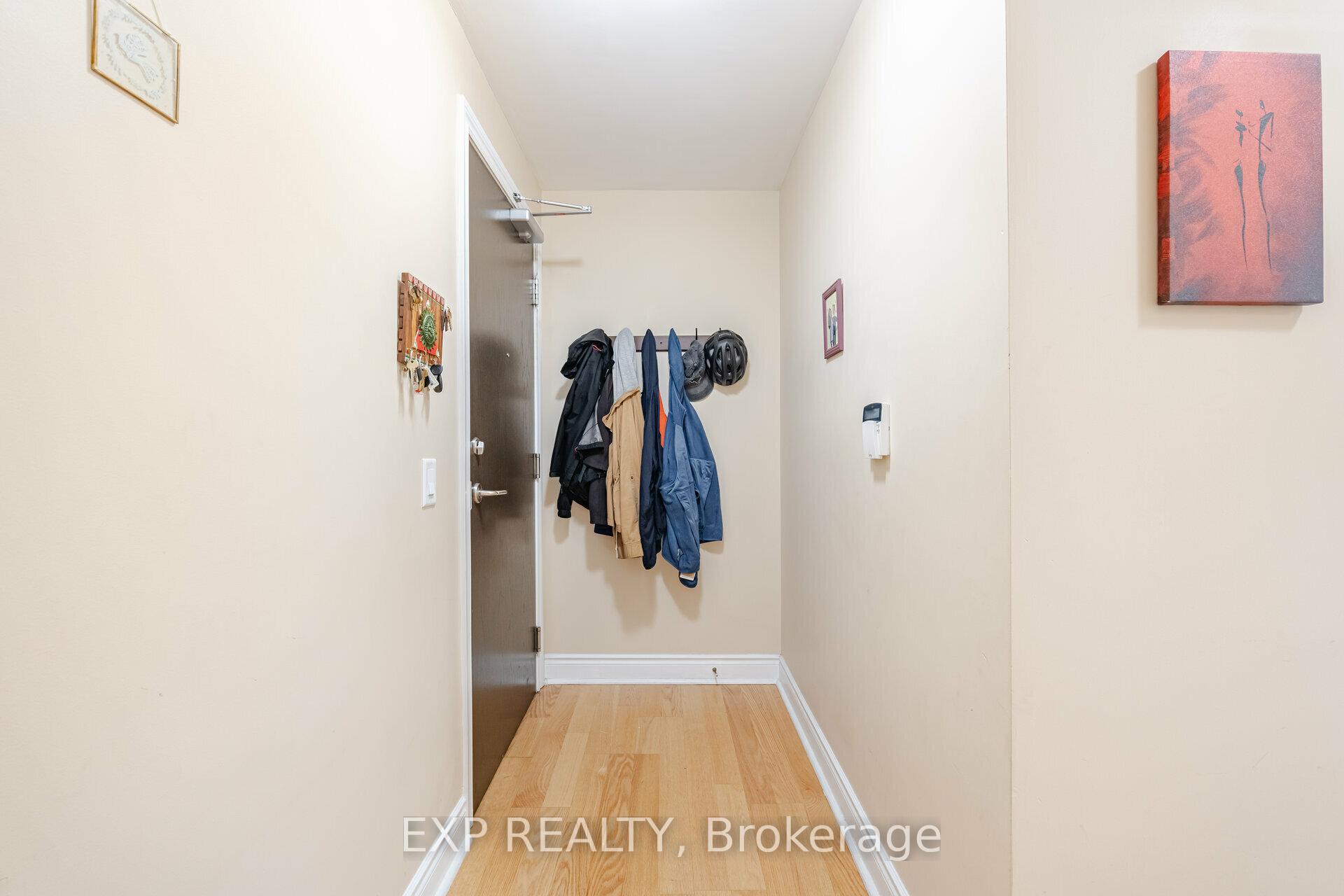 1103 Leslie Street 1103, Toronto C13 — photo 4 of 5