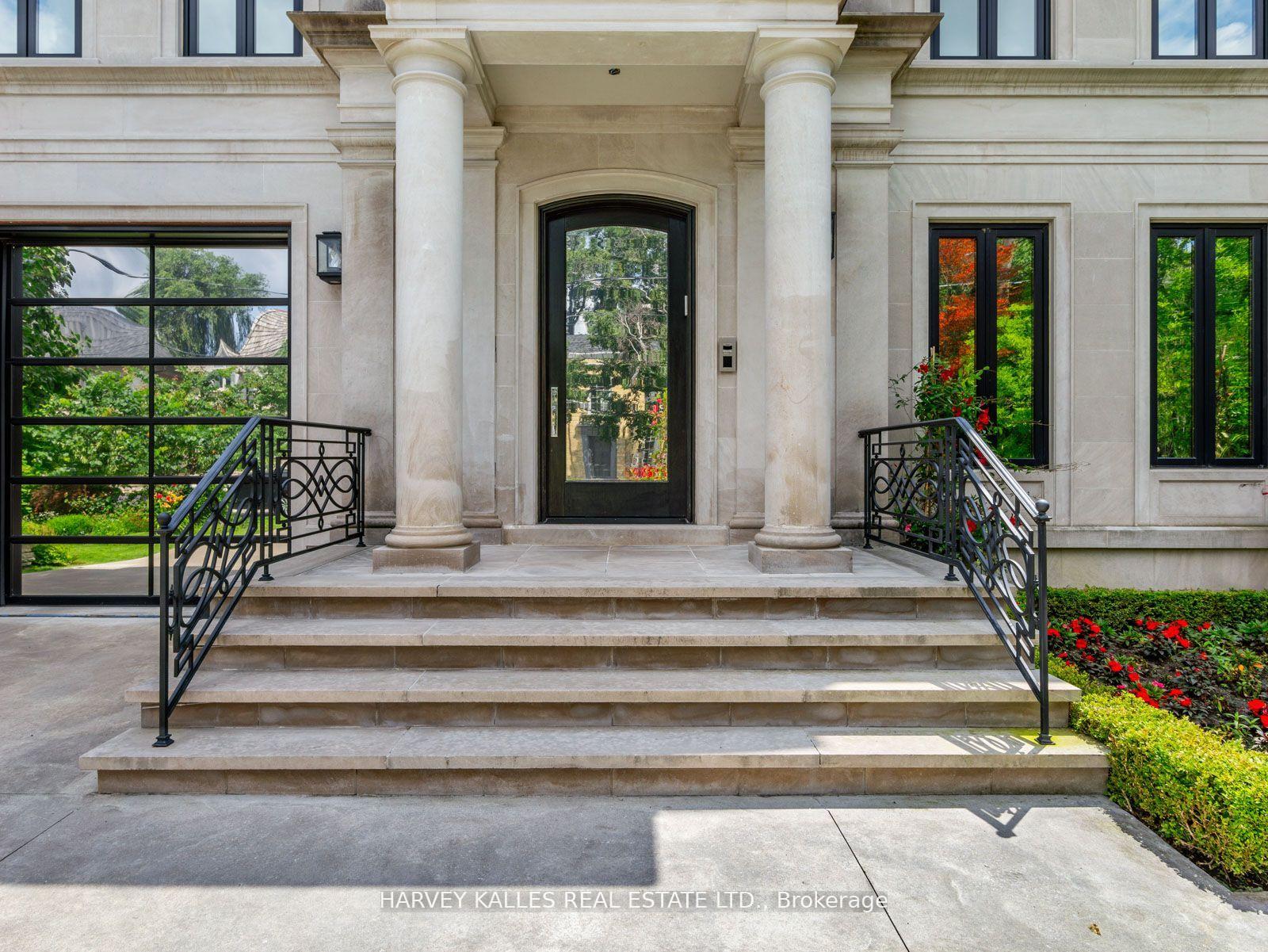 327 Cortleigh Boulevard, Toronto C04 — photo 4 of 5