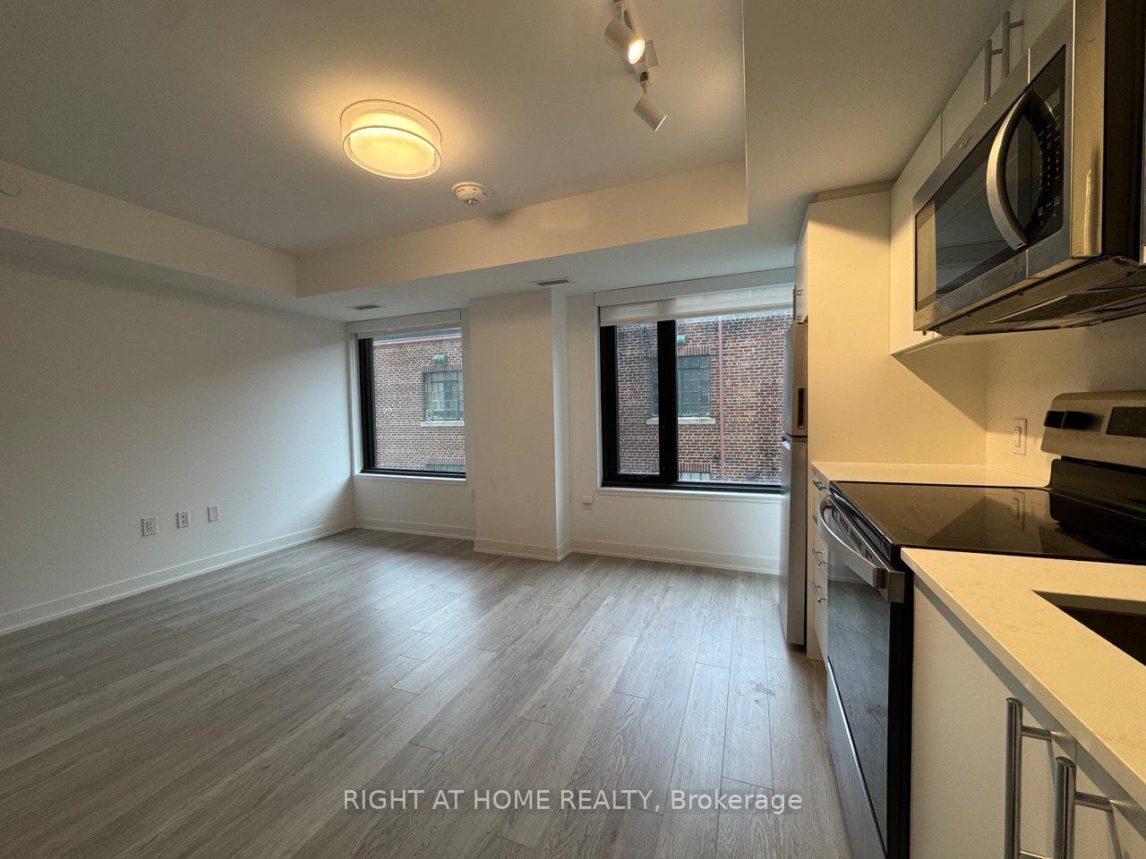 3 Strathgowan Avenue 224, Toronto C04 — photo 3 of 5