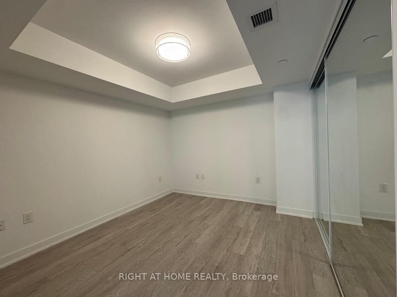 3 Strathgowan Avenue 224, Toronto C04 — photo 4 of 5