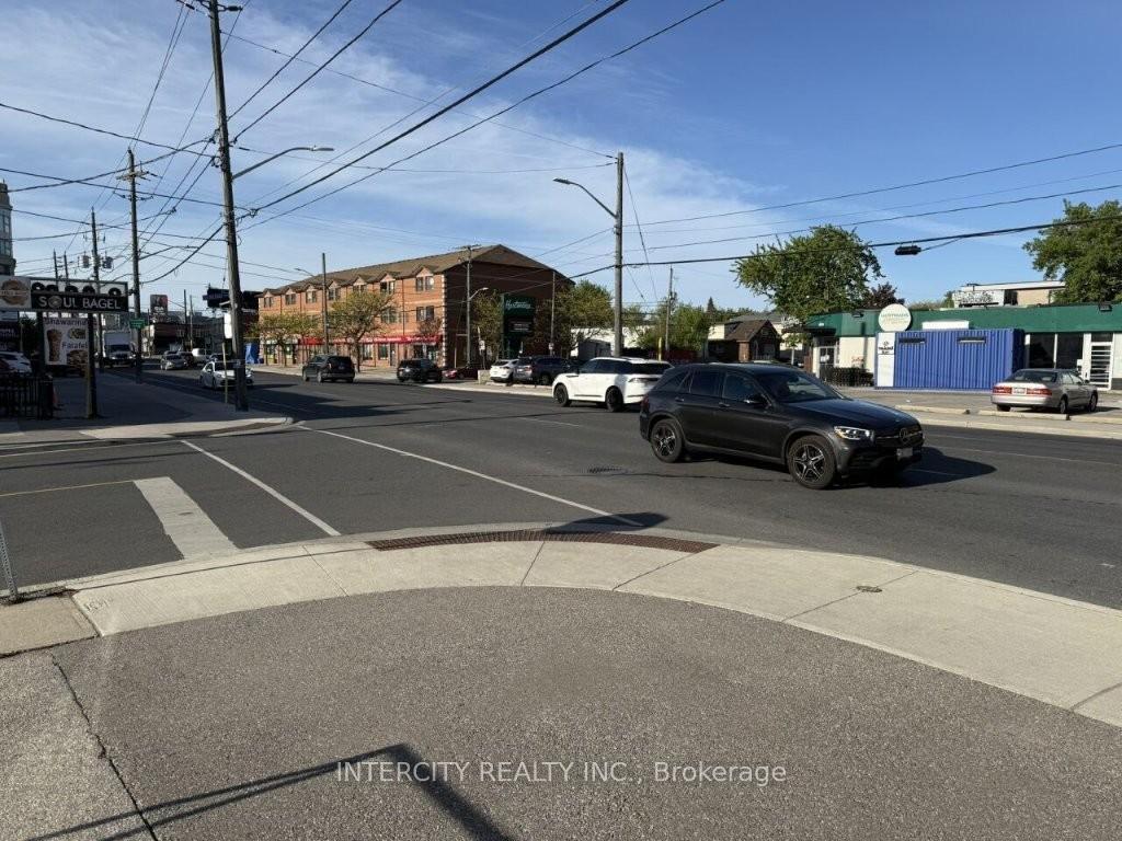 3519 Bathurst Street First Floor, Toronto C04 — photo 3 of 5