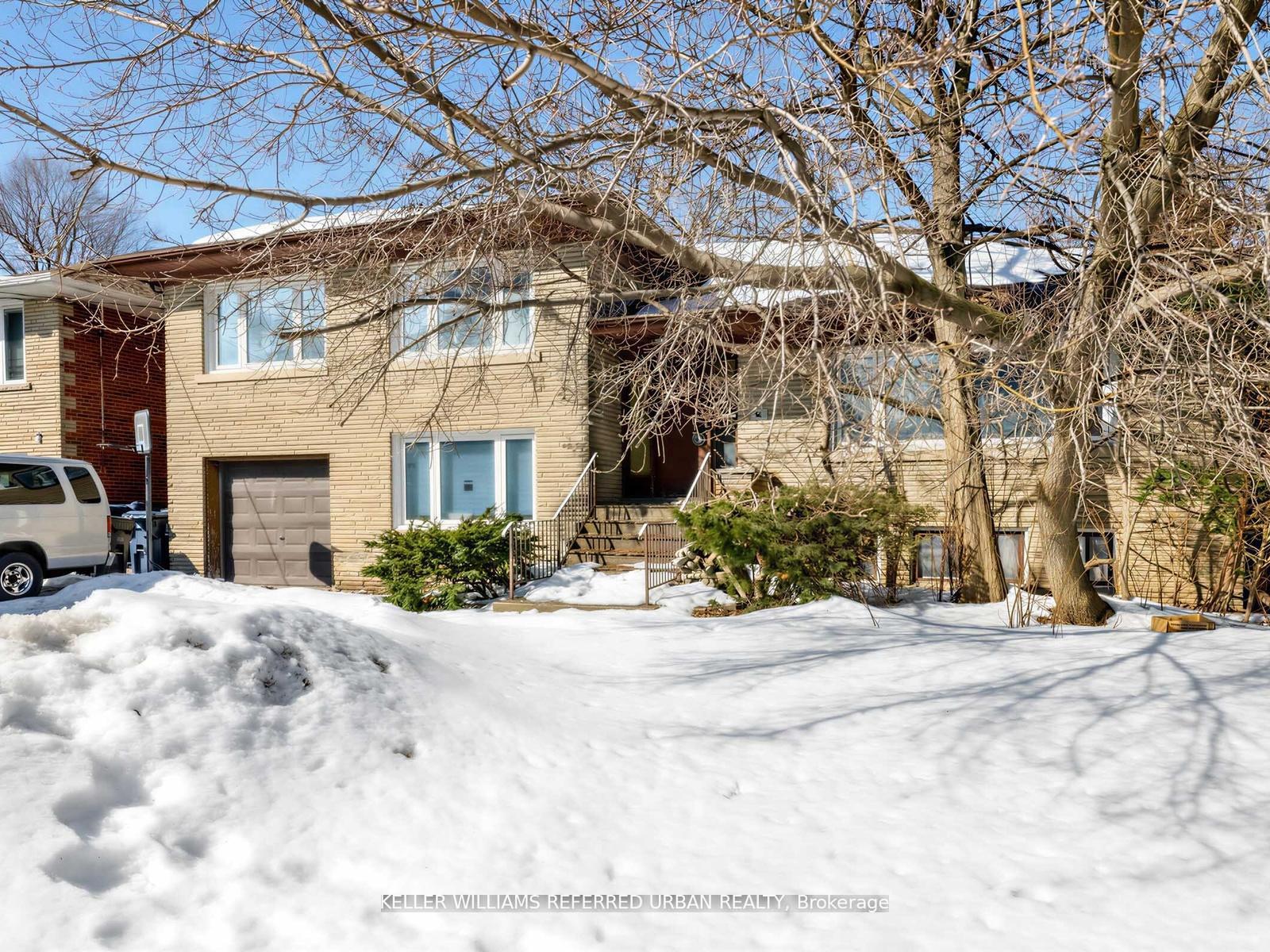 14 Frontenac Avenue, Toronto C04 — photo 3 of 5
