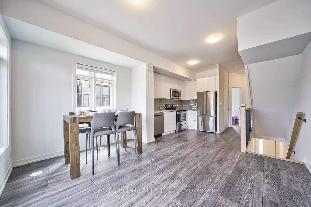 27 Spruce Pines Crescent, Toronto C13 — photo 3 of 5