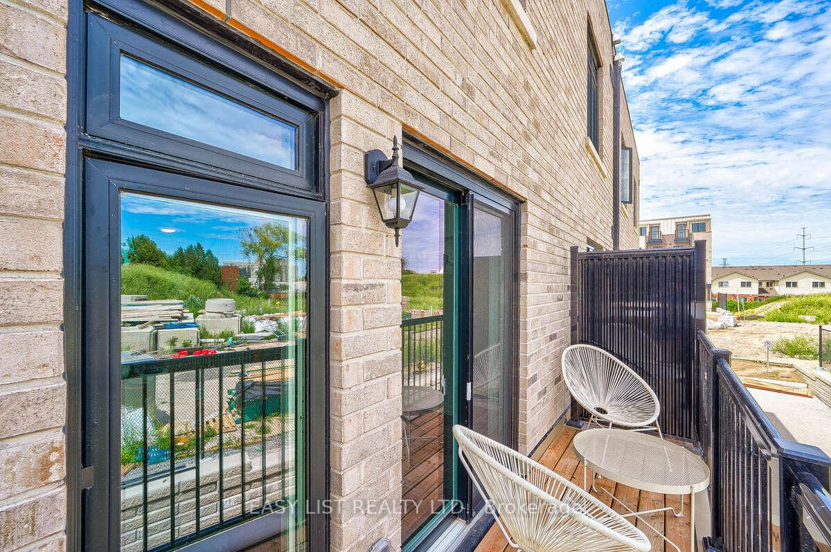 27 Spruce Pines Crescent, Toronto C13 — photo 4 of 5