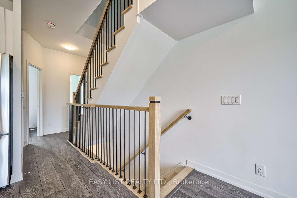 27 Spruce Pines Crescent, Toronto C13 — photo 5 of 5