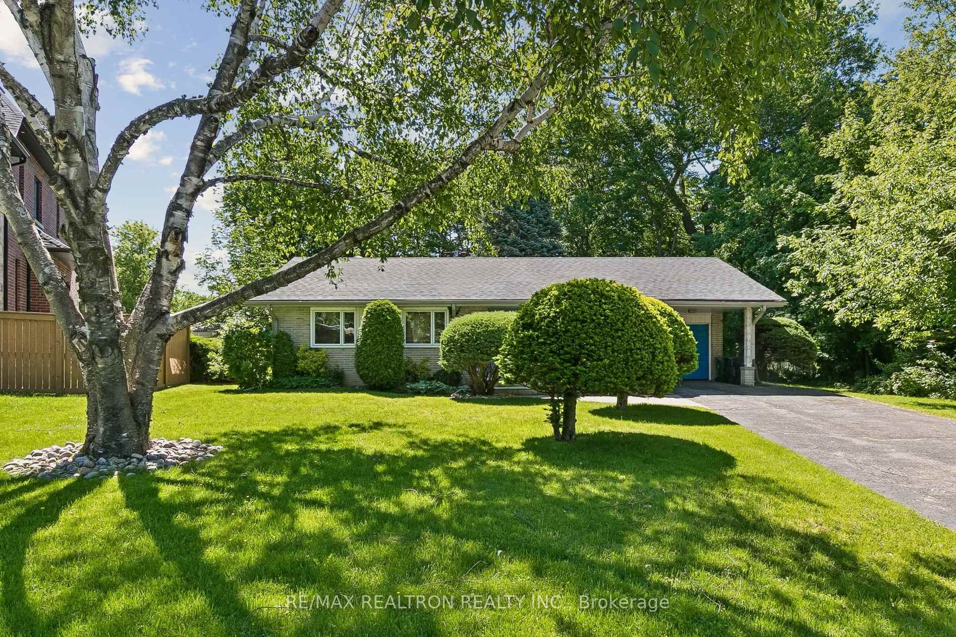25 Groveland Crescent, Toronto C13 — photo 2 of 5