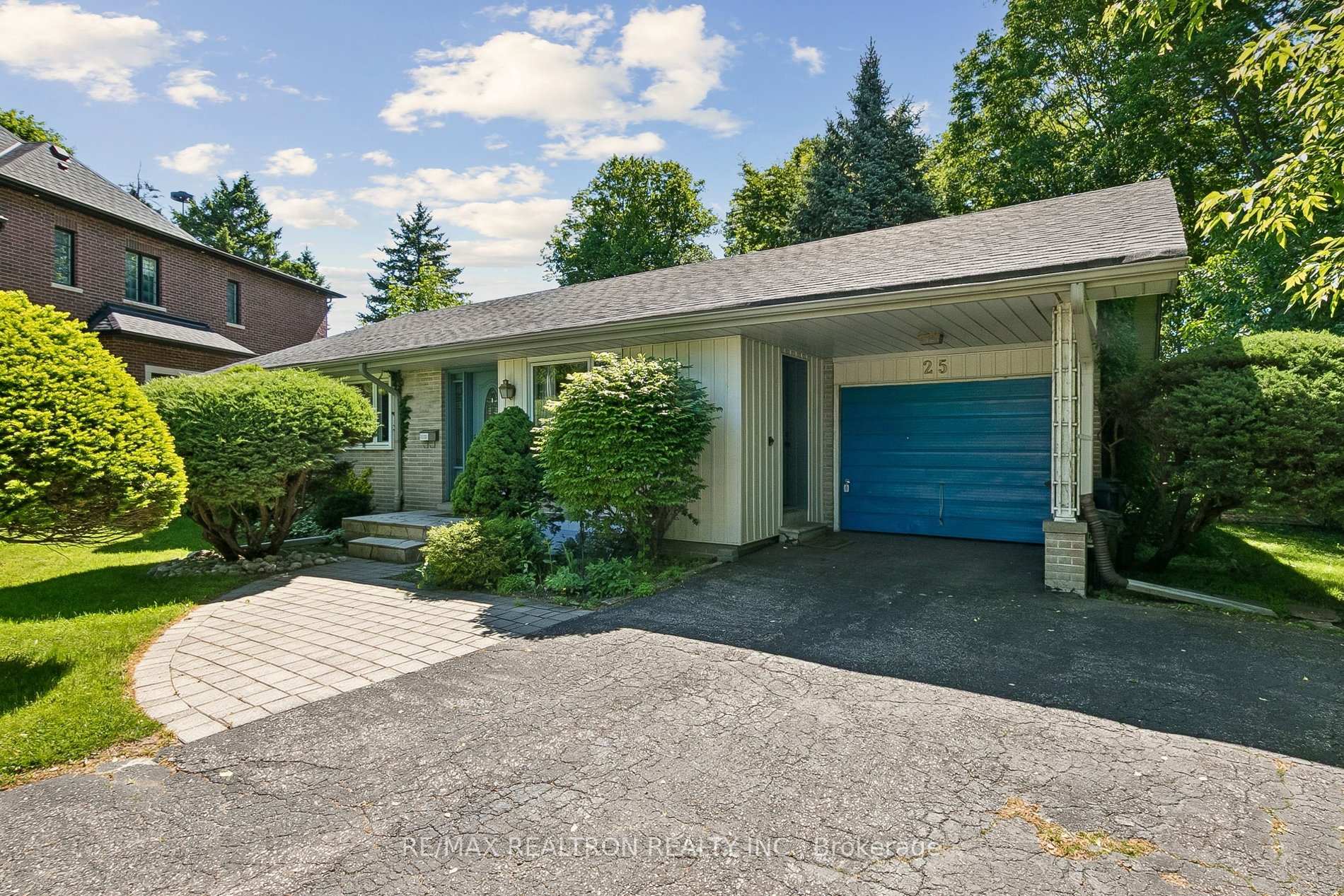 25 Groveland Crescent, Toronto C13 — photo 3 of 5