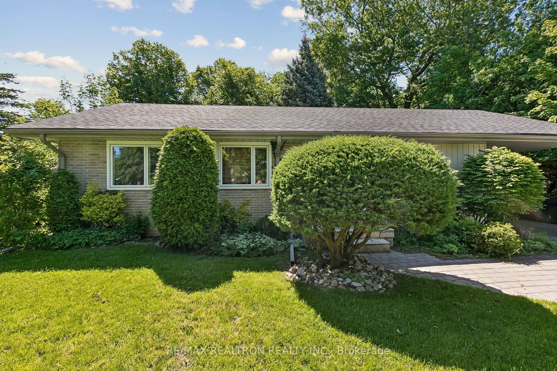 25 Groveland Crescent, Toronto C13 — photo 4 of 5