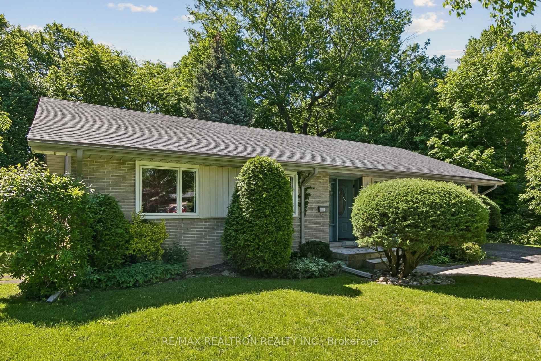 25 Groveland Crescent, Toronto C13 — photo 5 of 5