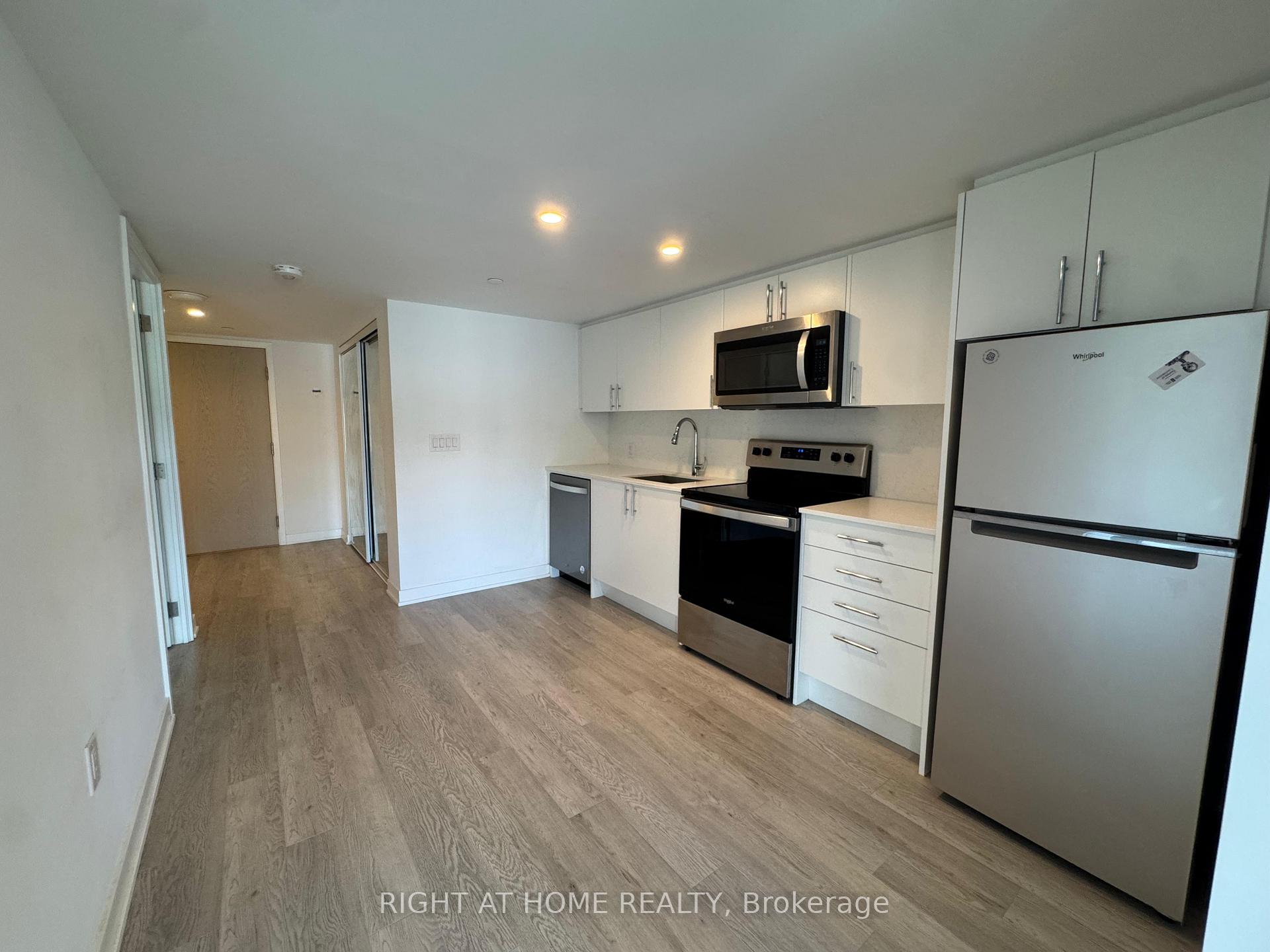 3 Strathgowan Avenue 307, Toronto C04 — photo 3 of 5