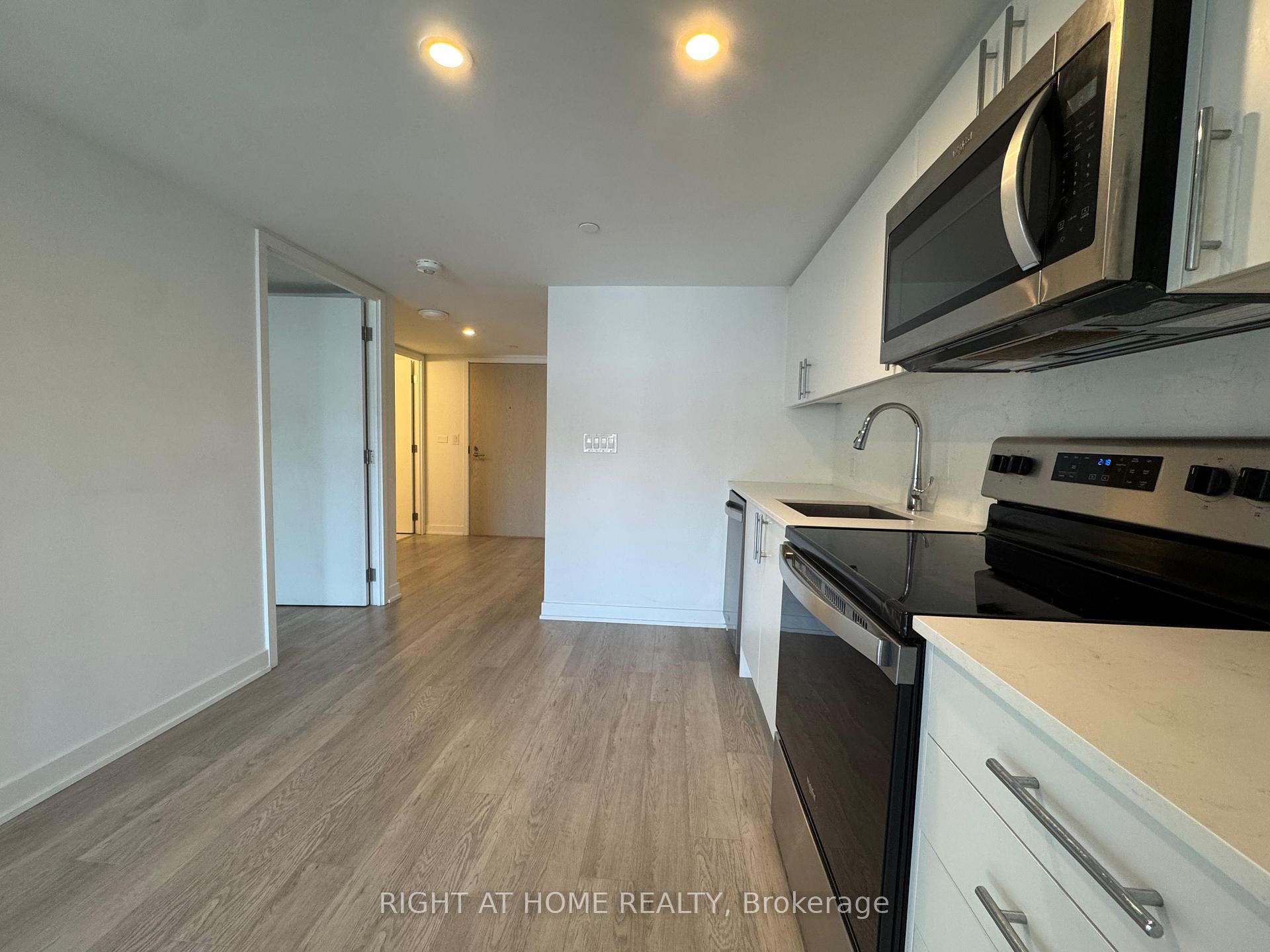 3 Strathgowan Avenue 307, Toronto C04 — photo 4 of 5