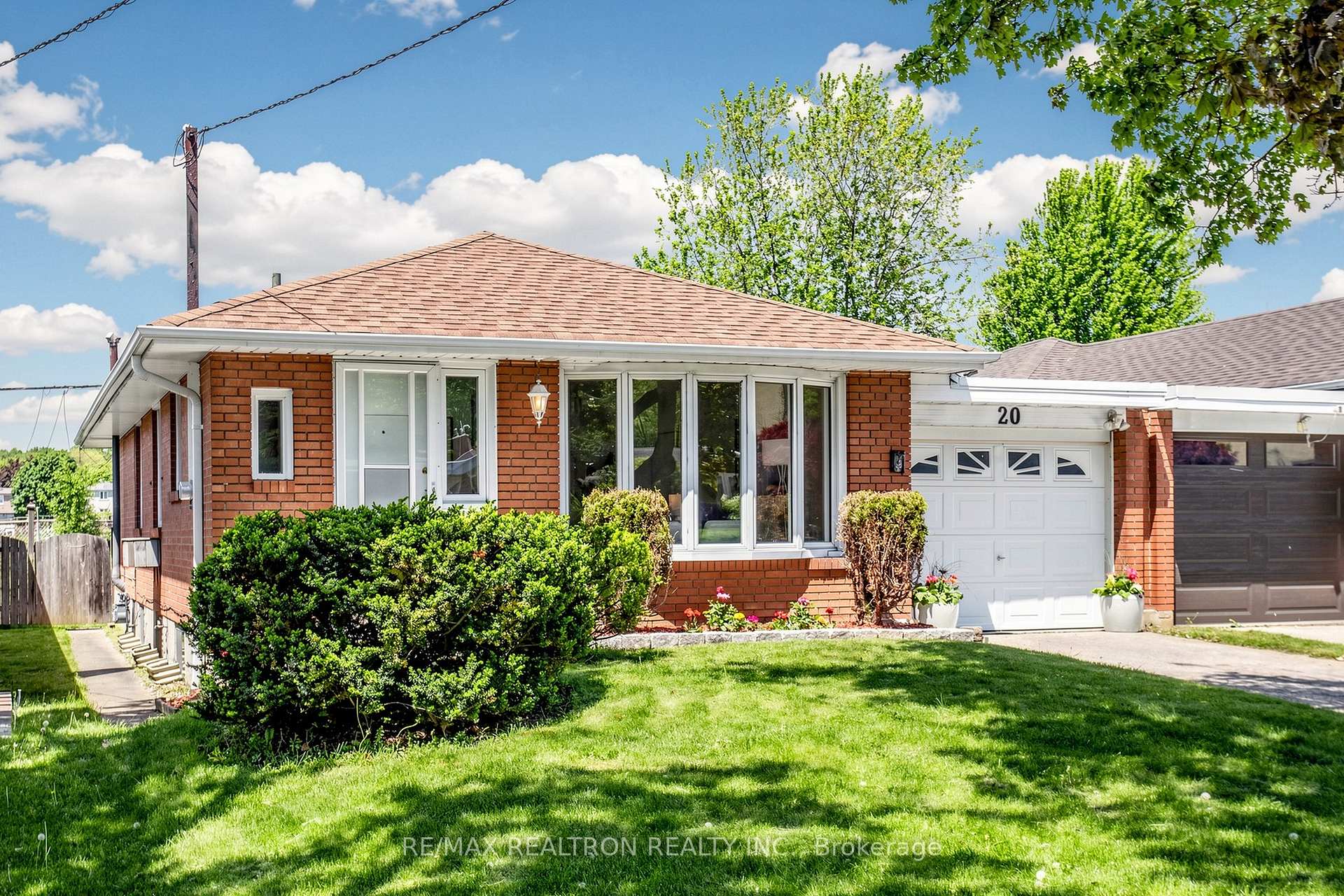 20 Doonaree Drive, Toronto C13 — photo 2 of 5