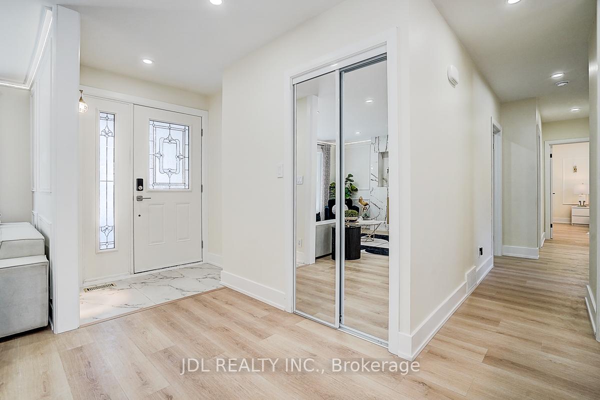 15 Crossburn Drive, Toronto C13 — photo 3 of 5