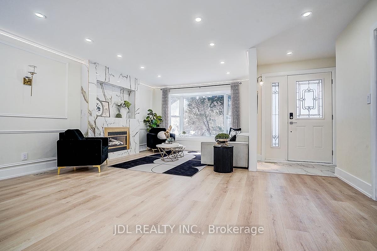 15 Crossburn Drive, Toronto C13 — photo 4 of 5