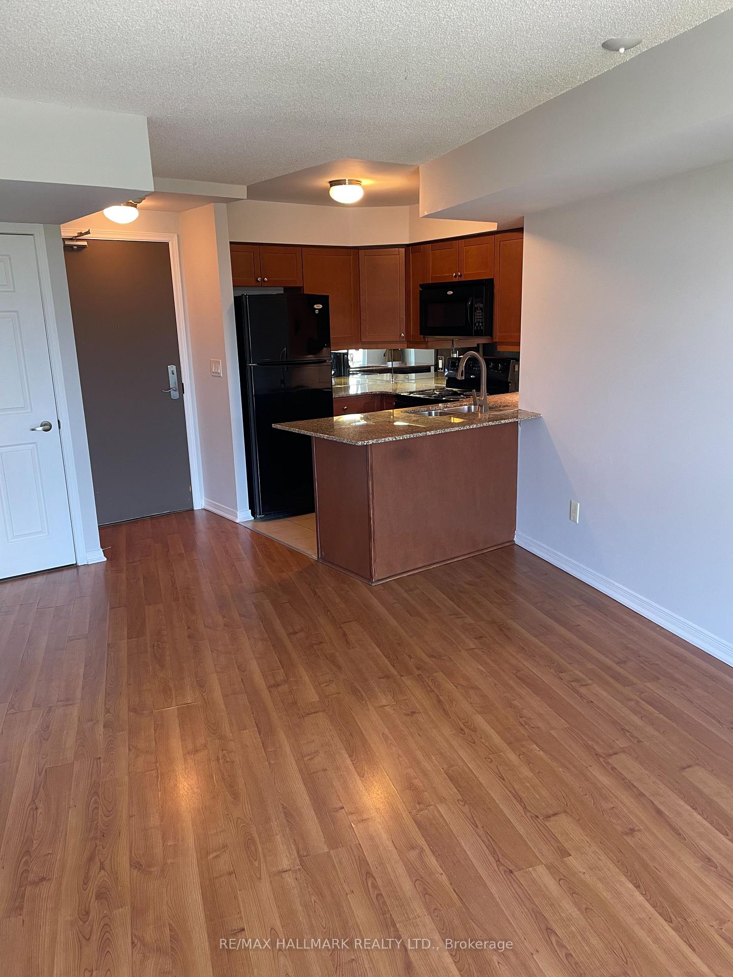 18 Valley Woods Road 1015, Toronto C13 — photo 4 of 5