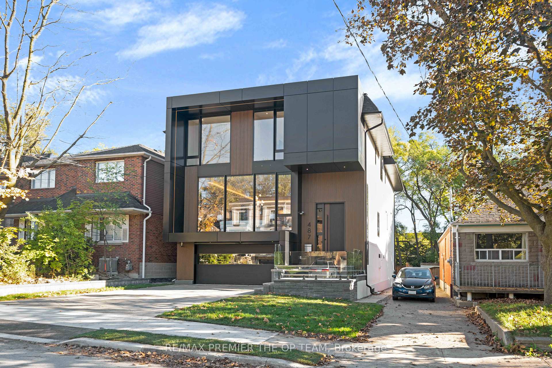 487 Coldstream Avenue, Toronto C04 — photo 2 of 5