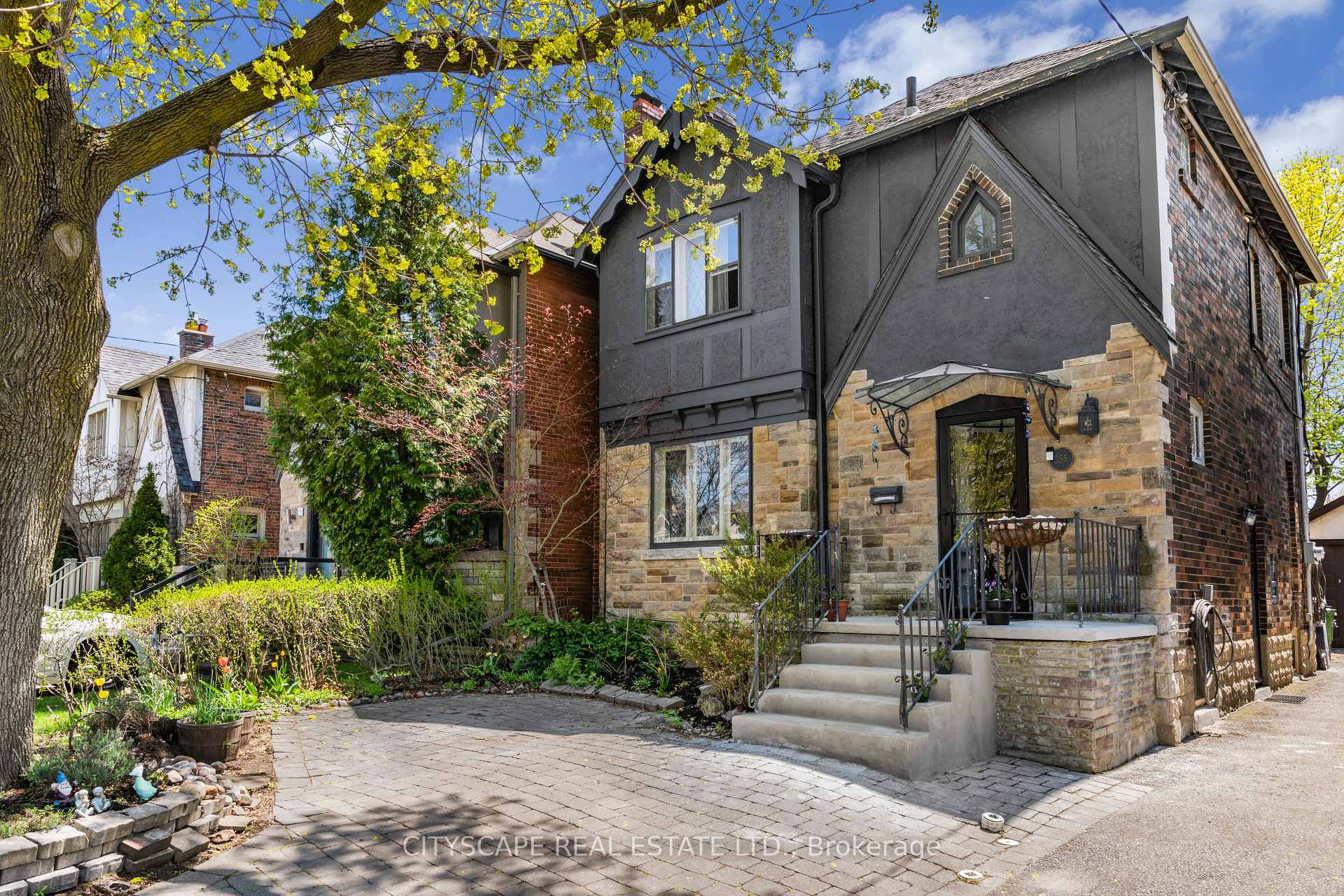 555 Castlefield Avenue, Toronto C04 — photo 2 of 5