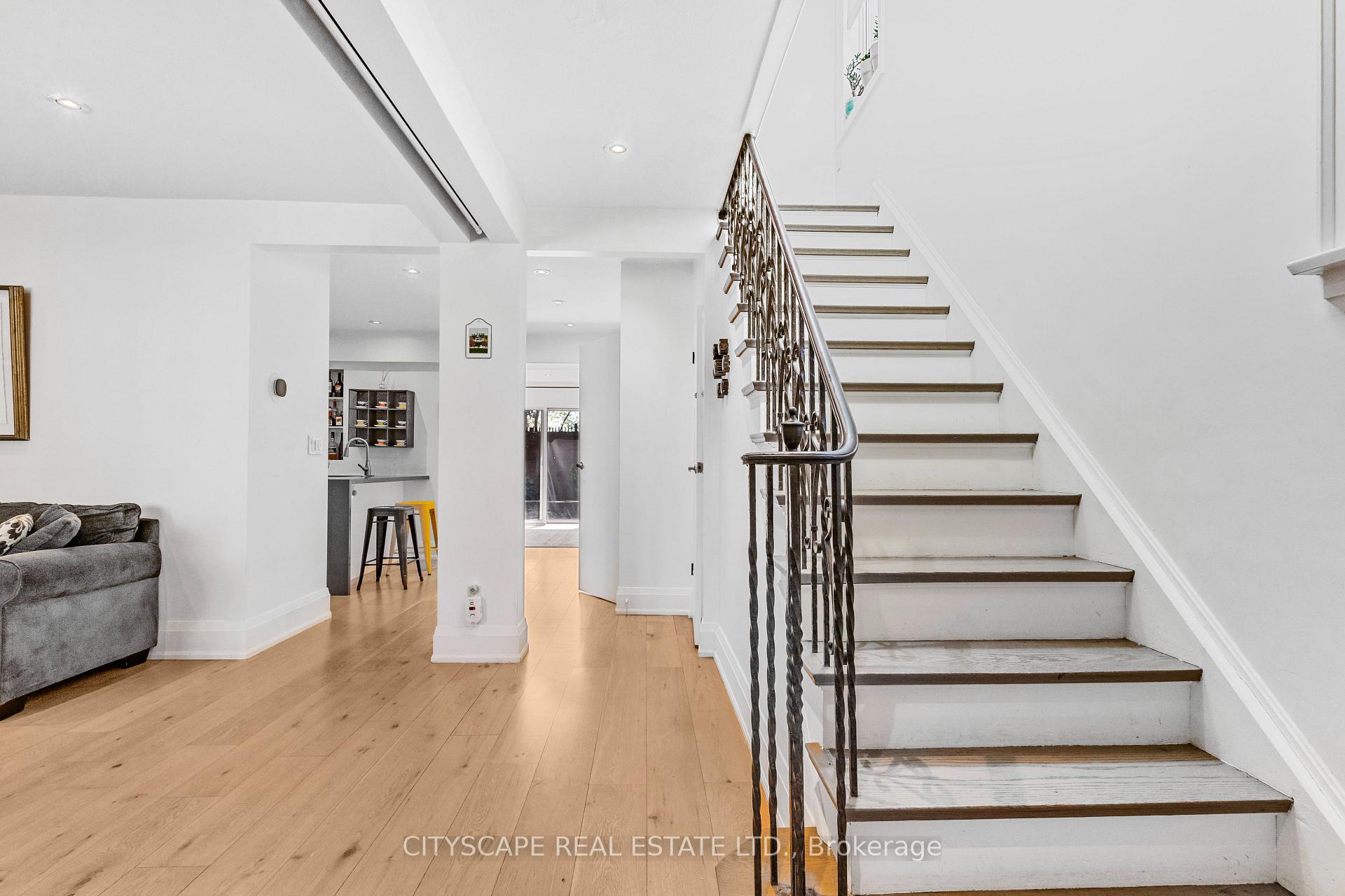 555 Castlefield Avenue, Toronto C04 — photo 5 of 5