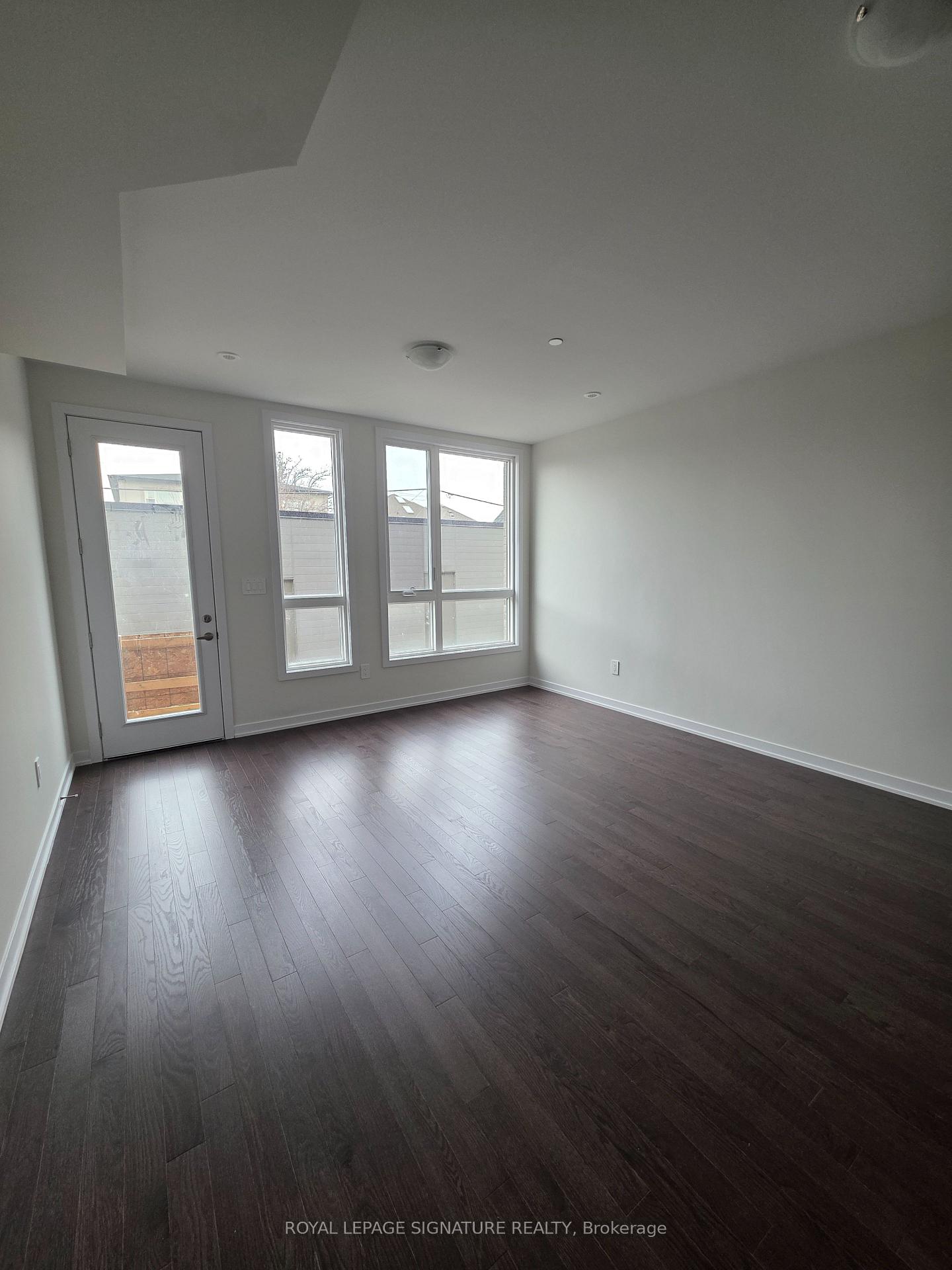 28 Green Gardens Boulevard, Toronto C04 — photo 5 of 5