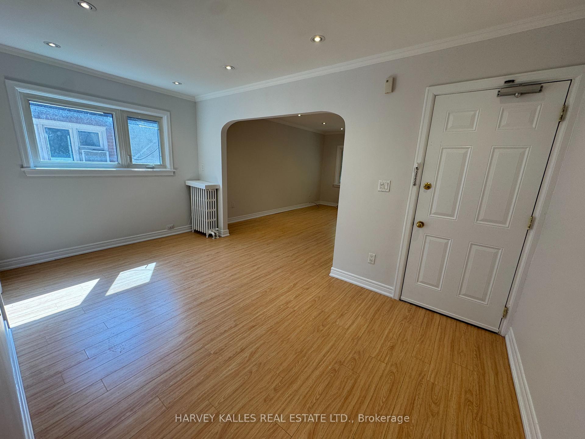 38 Strathgowan Avenue Upper, Toronto C04 — photo 3 of 5