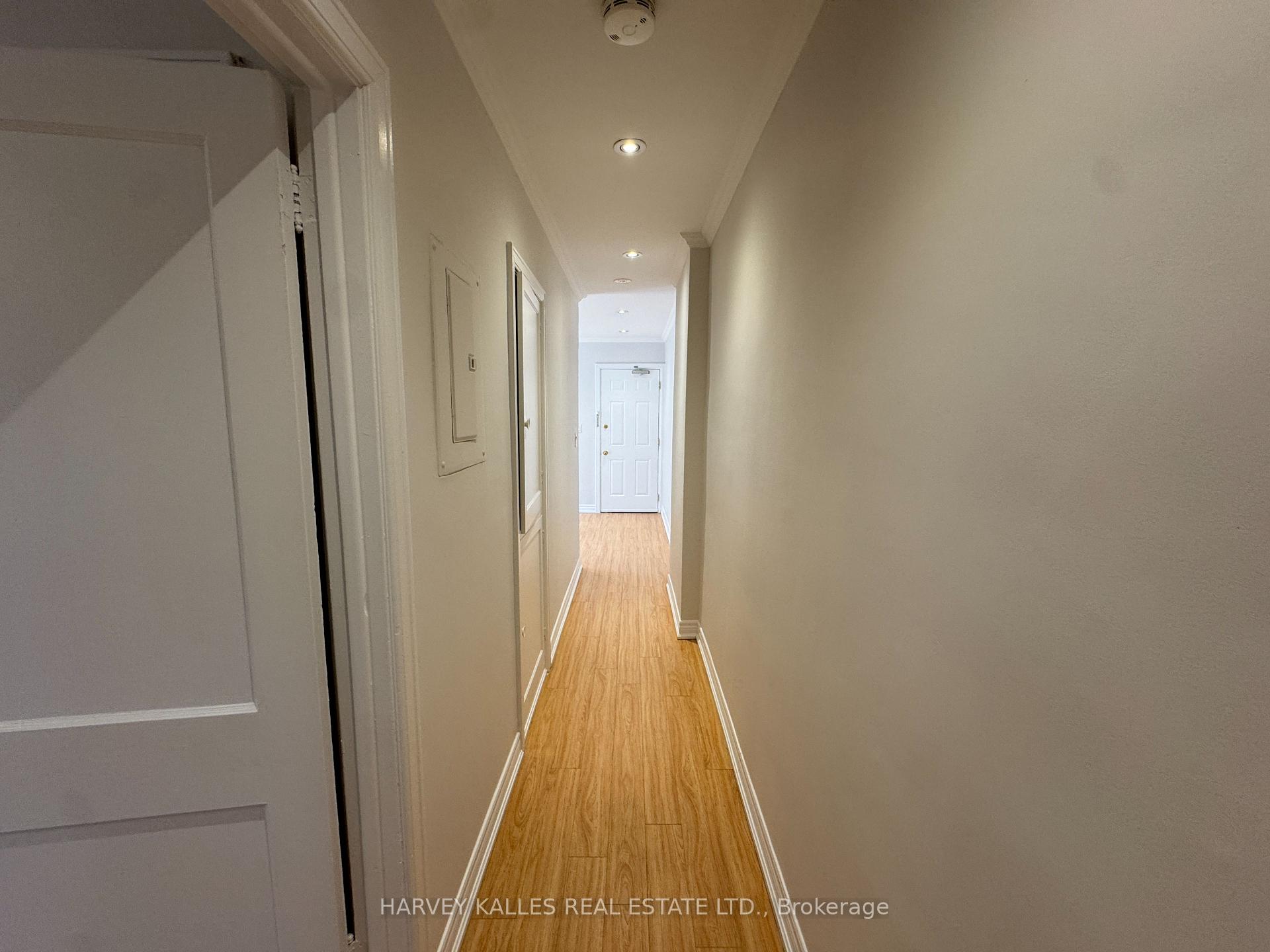 38 Strathgowan Avenue Upper, Toronto C04 — photo 5 of 5