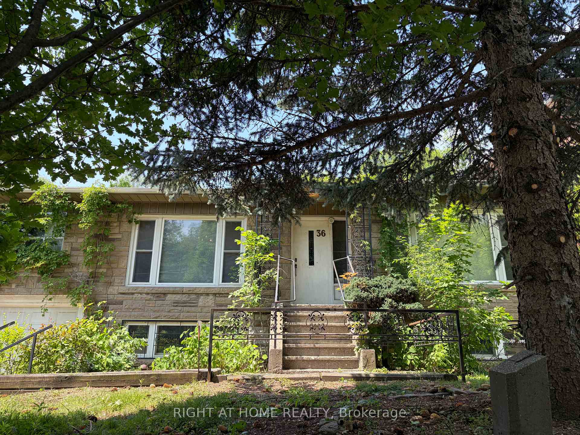 36 Forest Wood, Toronto C04 — photo 2 of 5