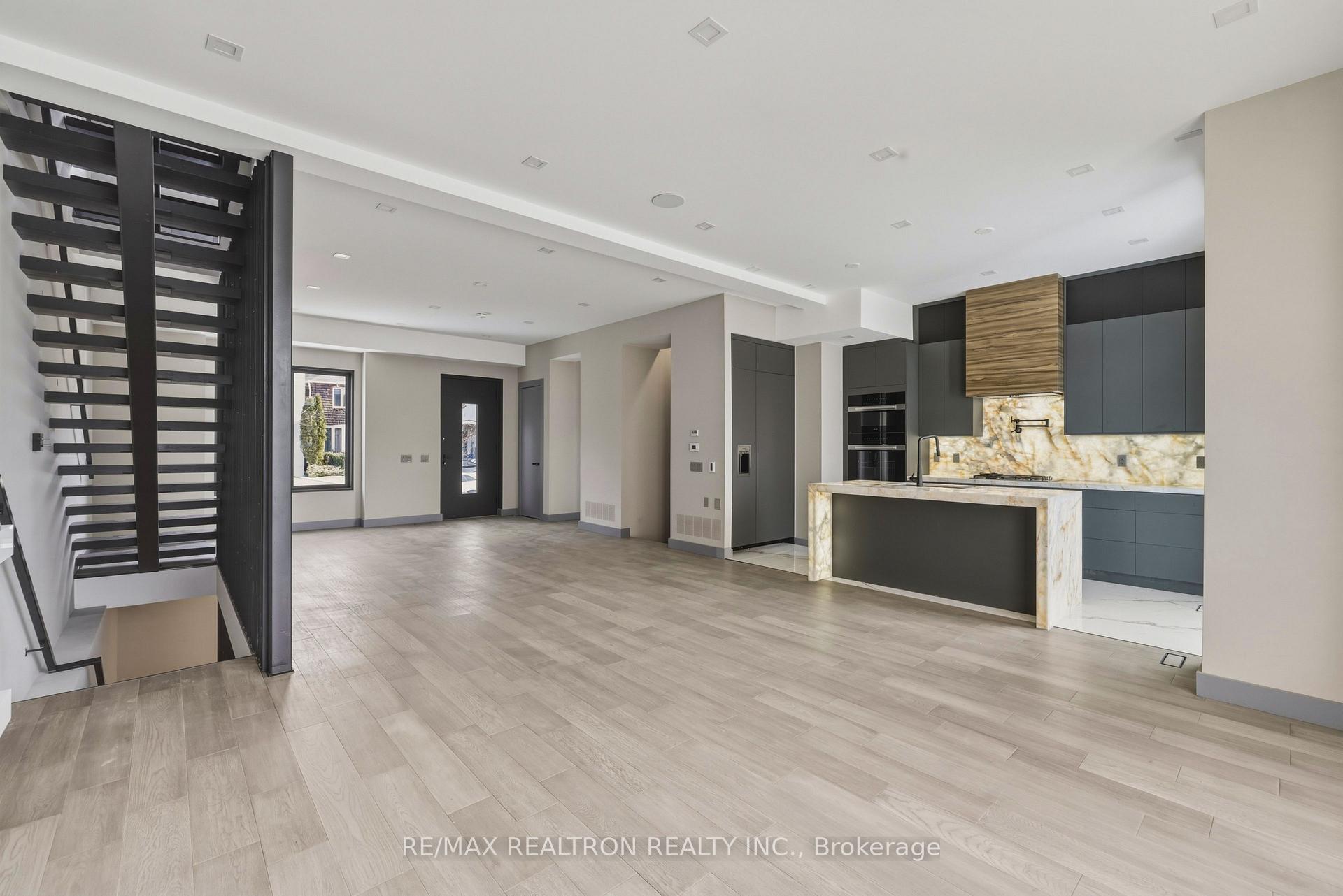 1002 Spadina Road, Toronto C04 — photo 3 of 5
