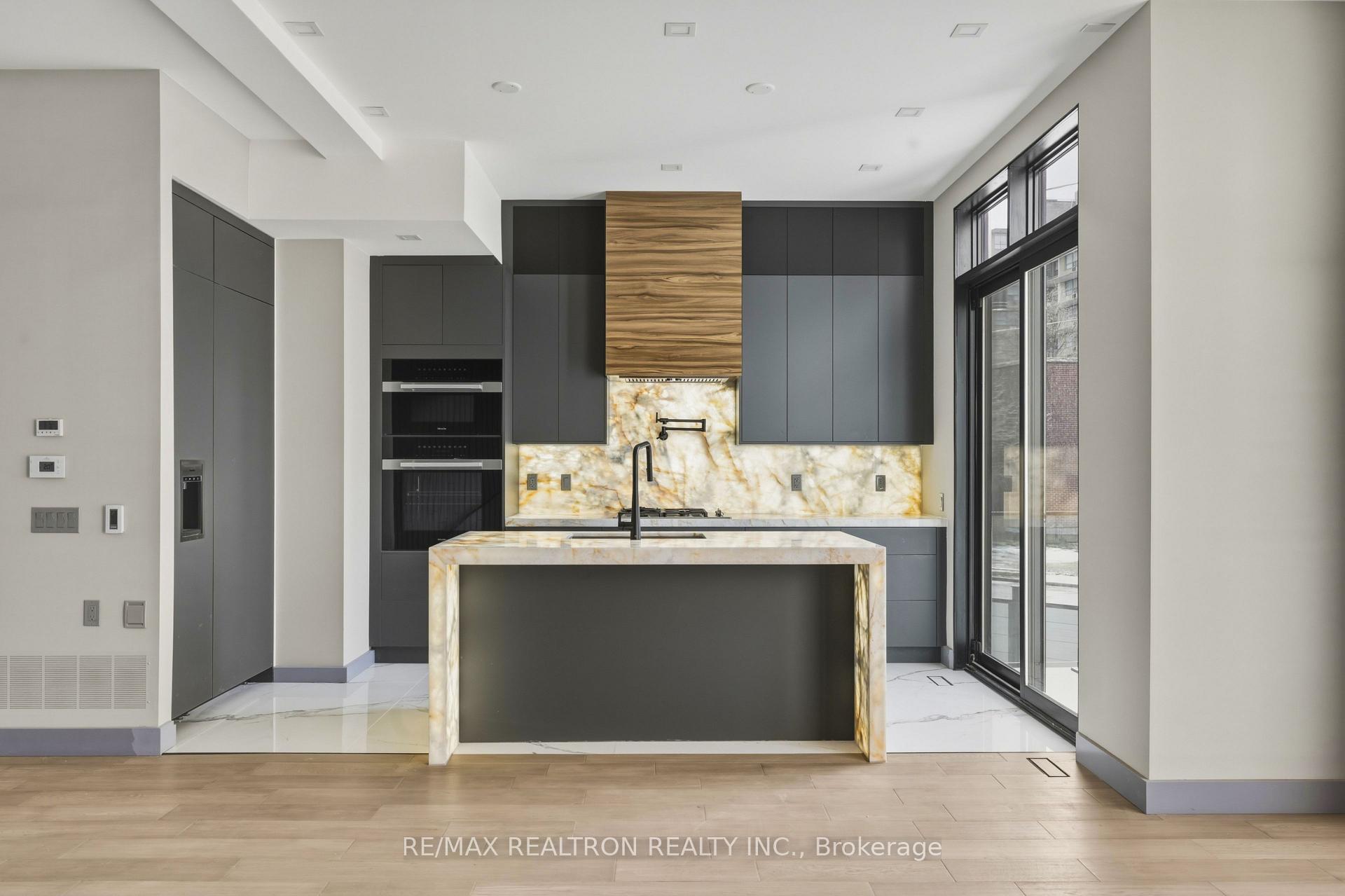 1002 Spadina Road, Toronto C04 — photo 4 of 5