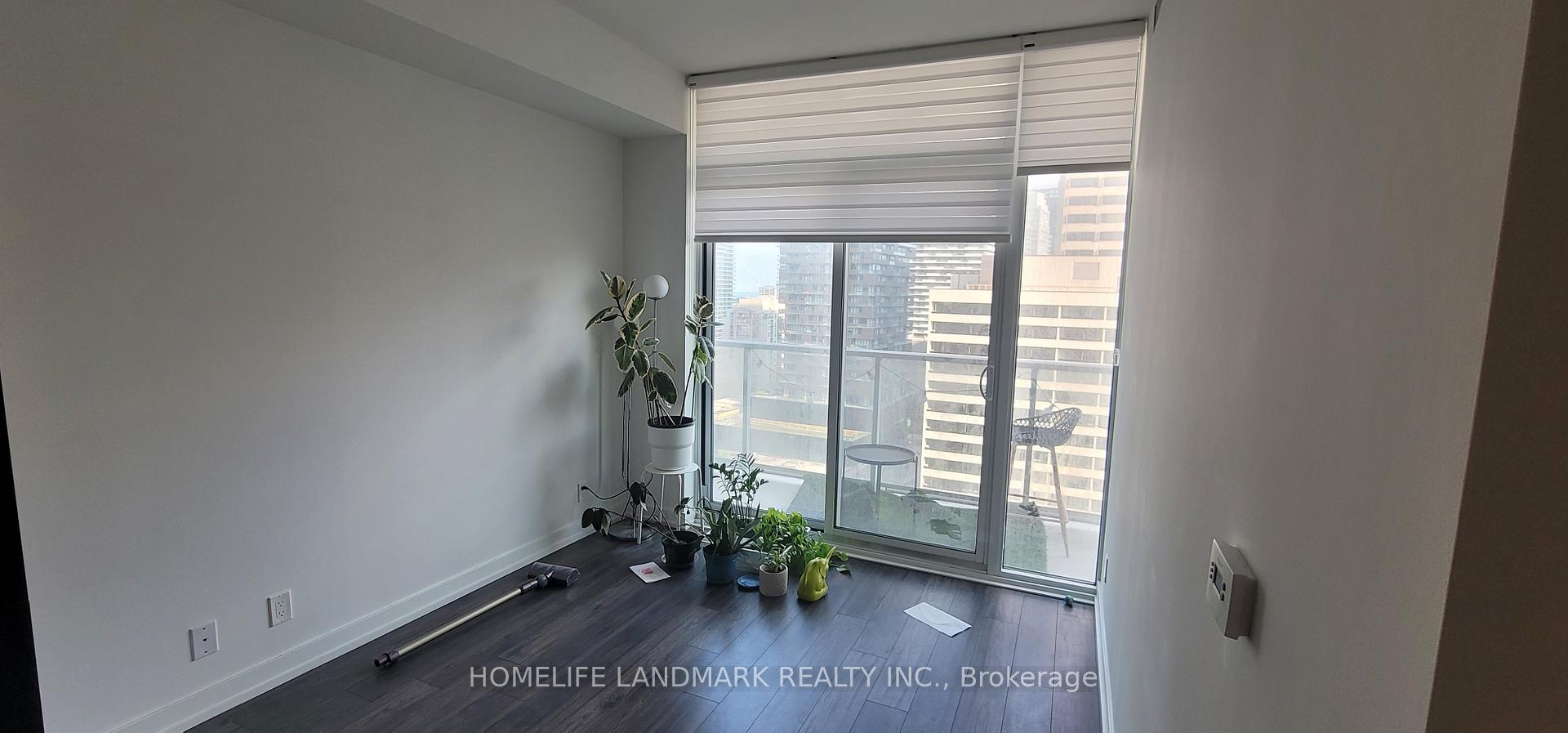 33 Helendale Avenue 1408, Toronto C03 — photo 4 of 5