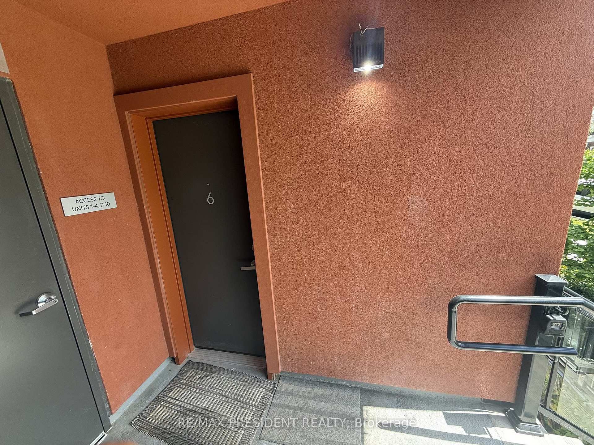 12 Marquette Avenue S 6, Toronto C04 — photo 2 of 5