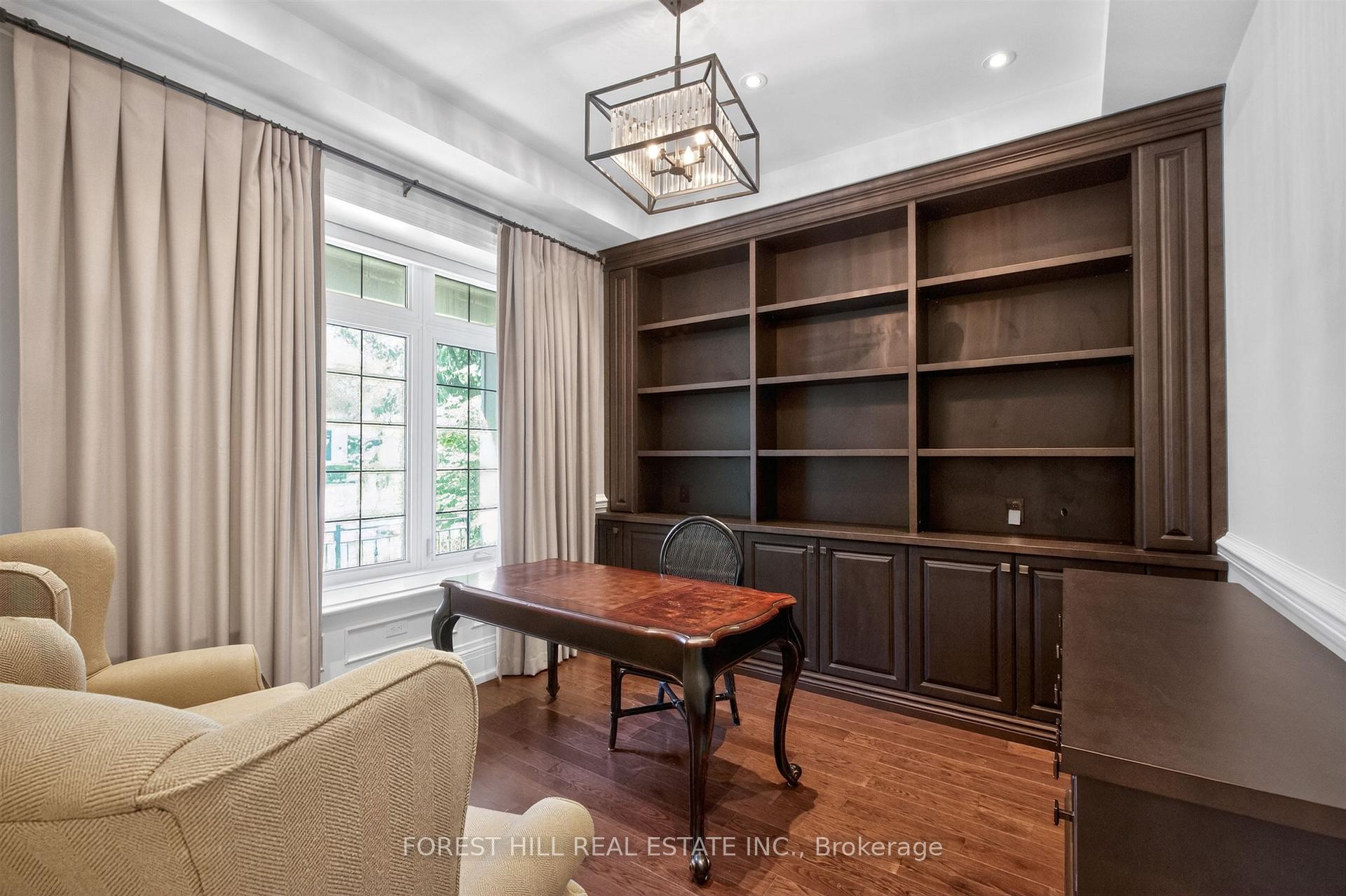 326 Lytton Boulevard, Toronto C04 — photo 4 of 5