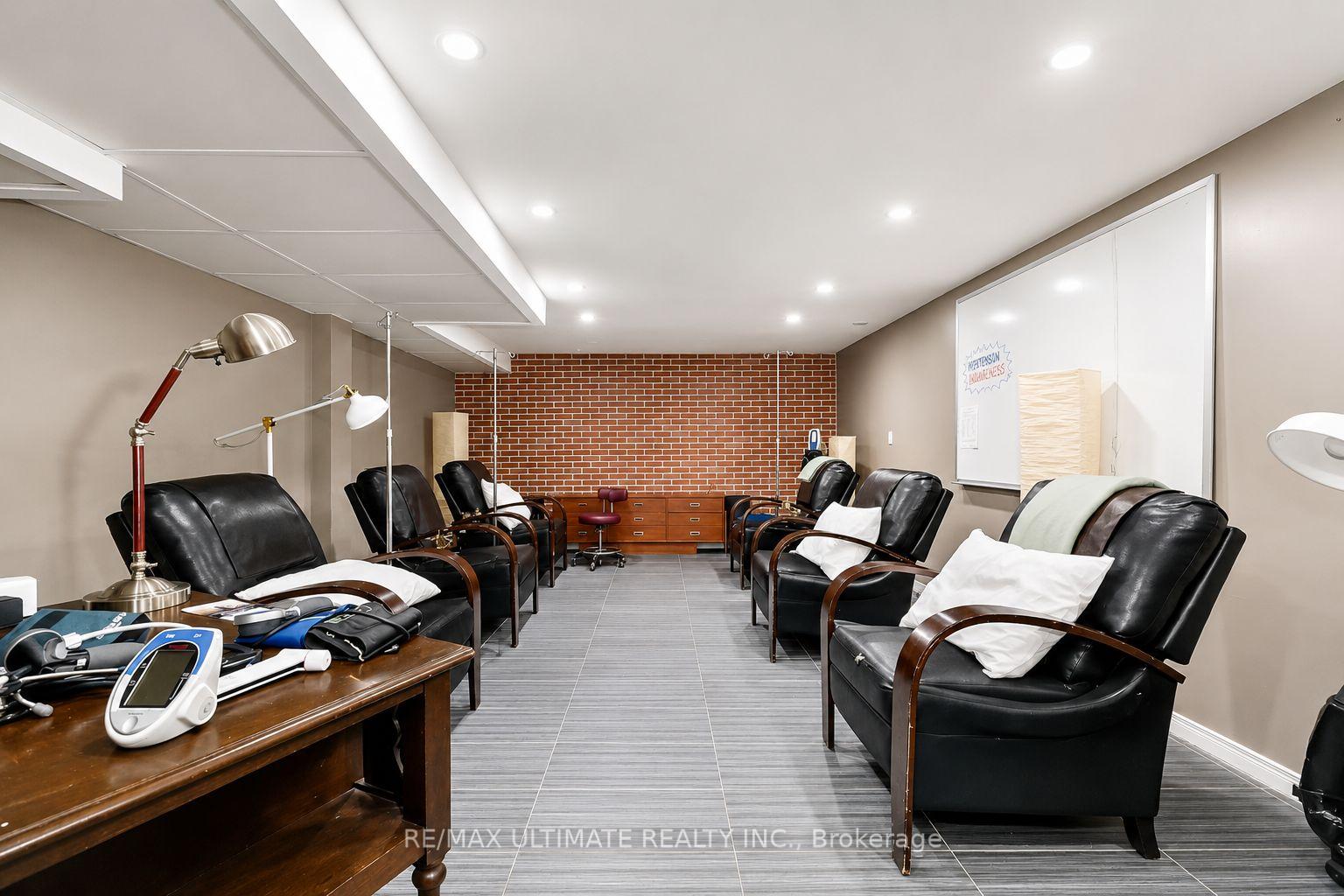 832 St Clair Avenue W, Toronto C03 — photo 5 of 5