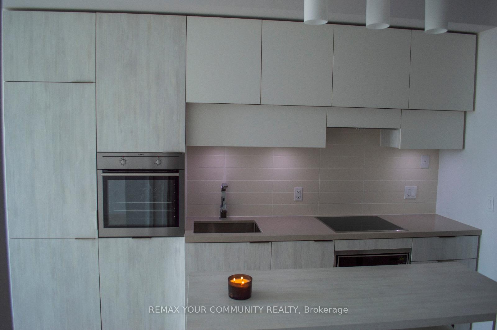 8 Eglinton Avenue E 3709, Toronto C03 — photo 2 of 5