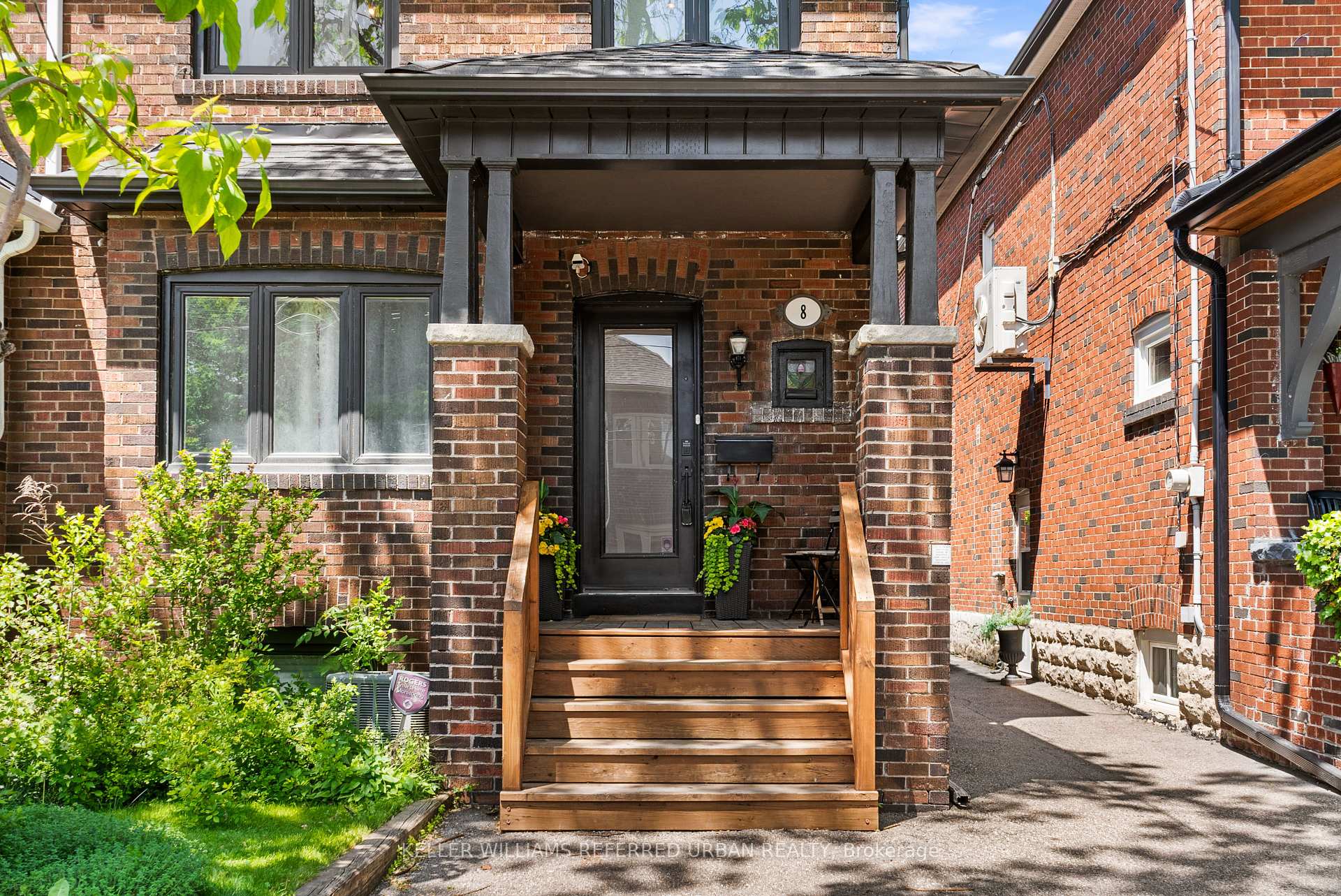 8 Cloverlawn Avenue, Toronto C03 — photo 2 of 5
