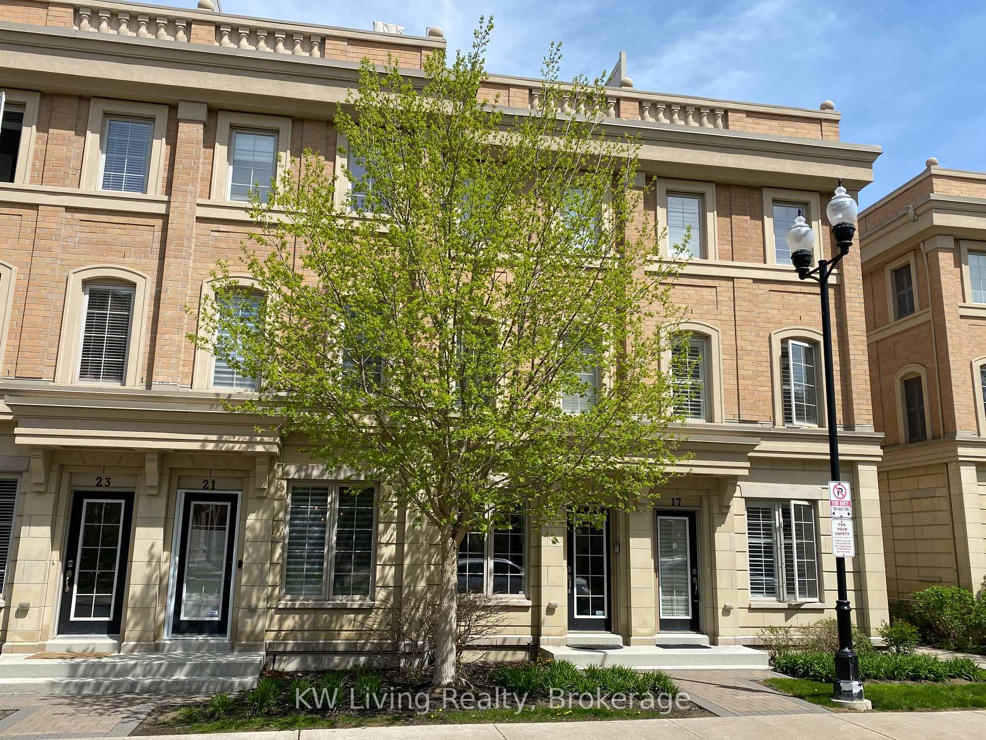 17 Hargrave Lane, Toronto C12 — photo 4 of 5