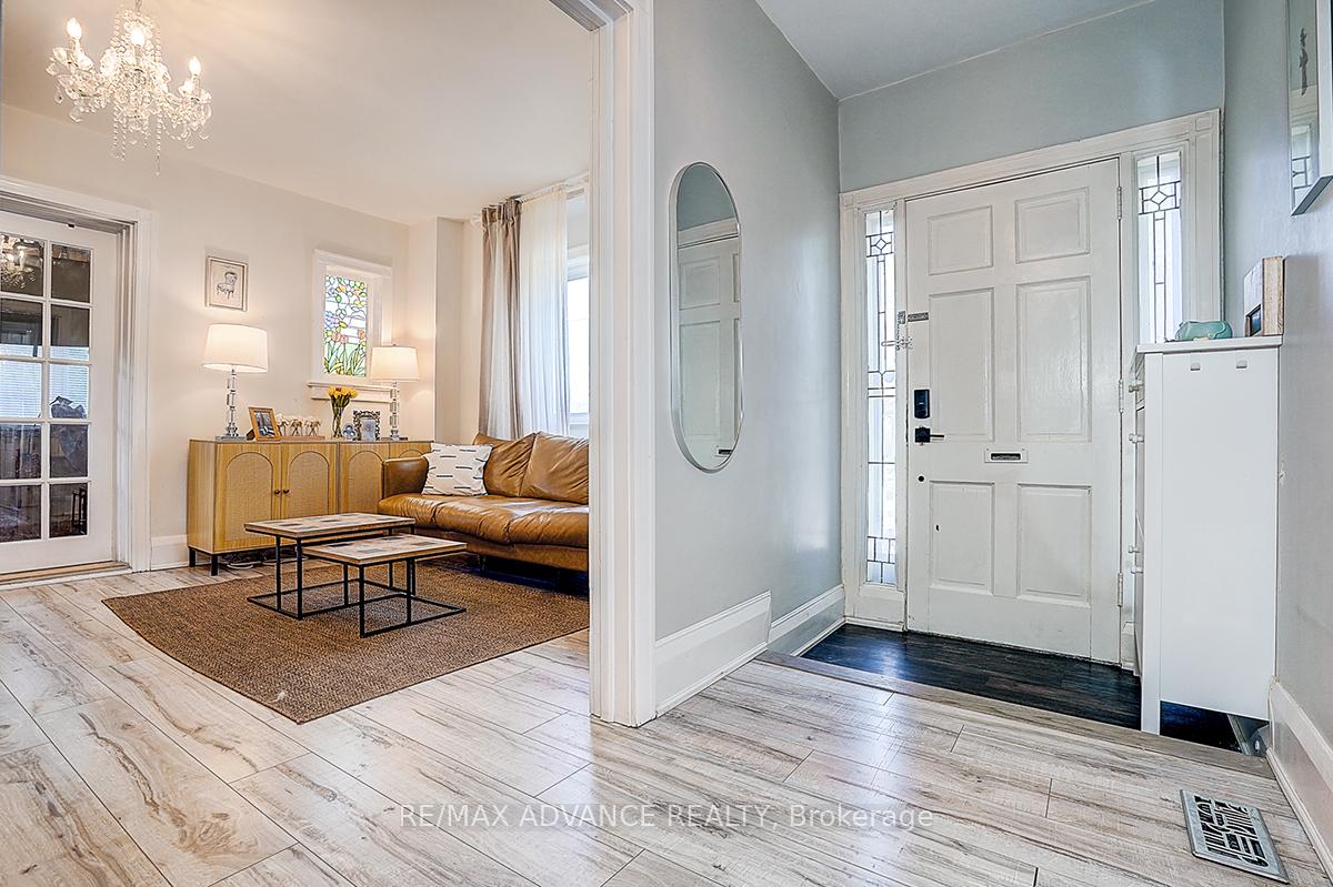 33 Castlefield Avenue, Toronto C03 — photo 3 of 5