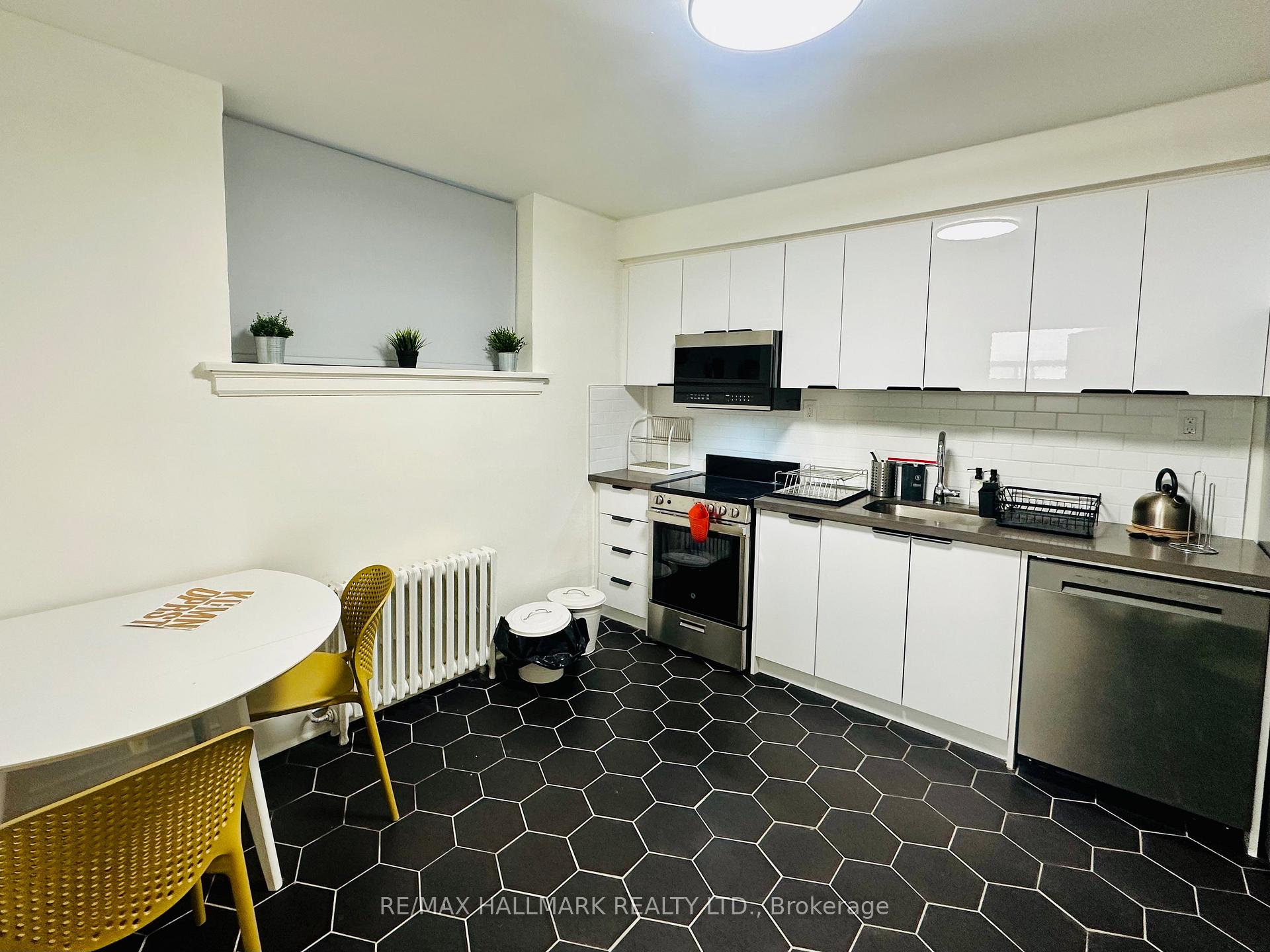 597 St Clair Avenue W 7, Toronto C02, ON M6C 1A3