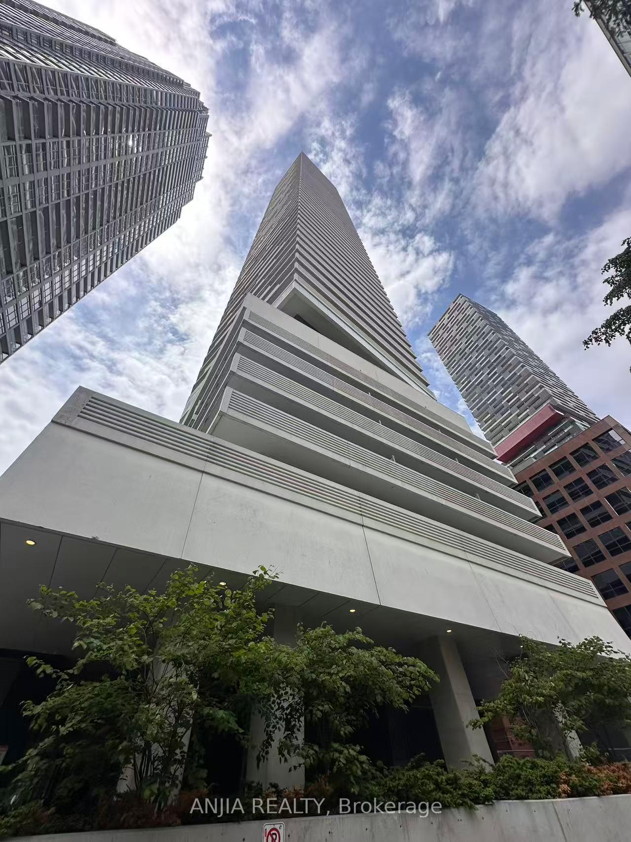 2221 Yonge Yonge Street 3204, Toronto C10, ON M4S 0B8