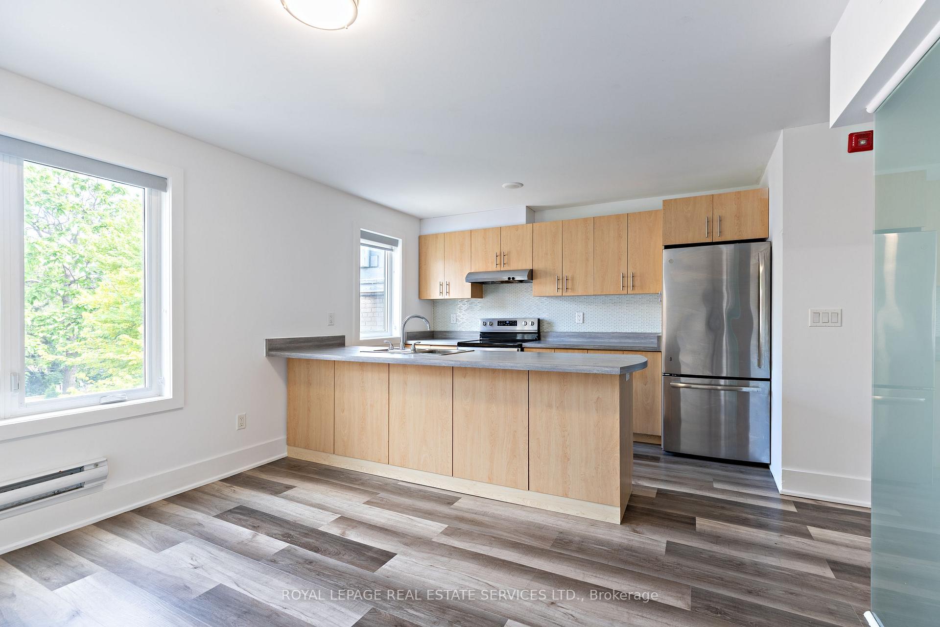 1106 St. Clair Avenue W 2B, Toronto C03 — photo 2 of 5