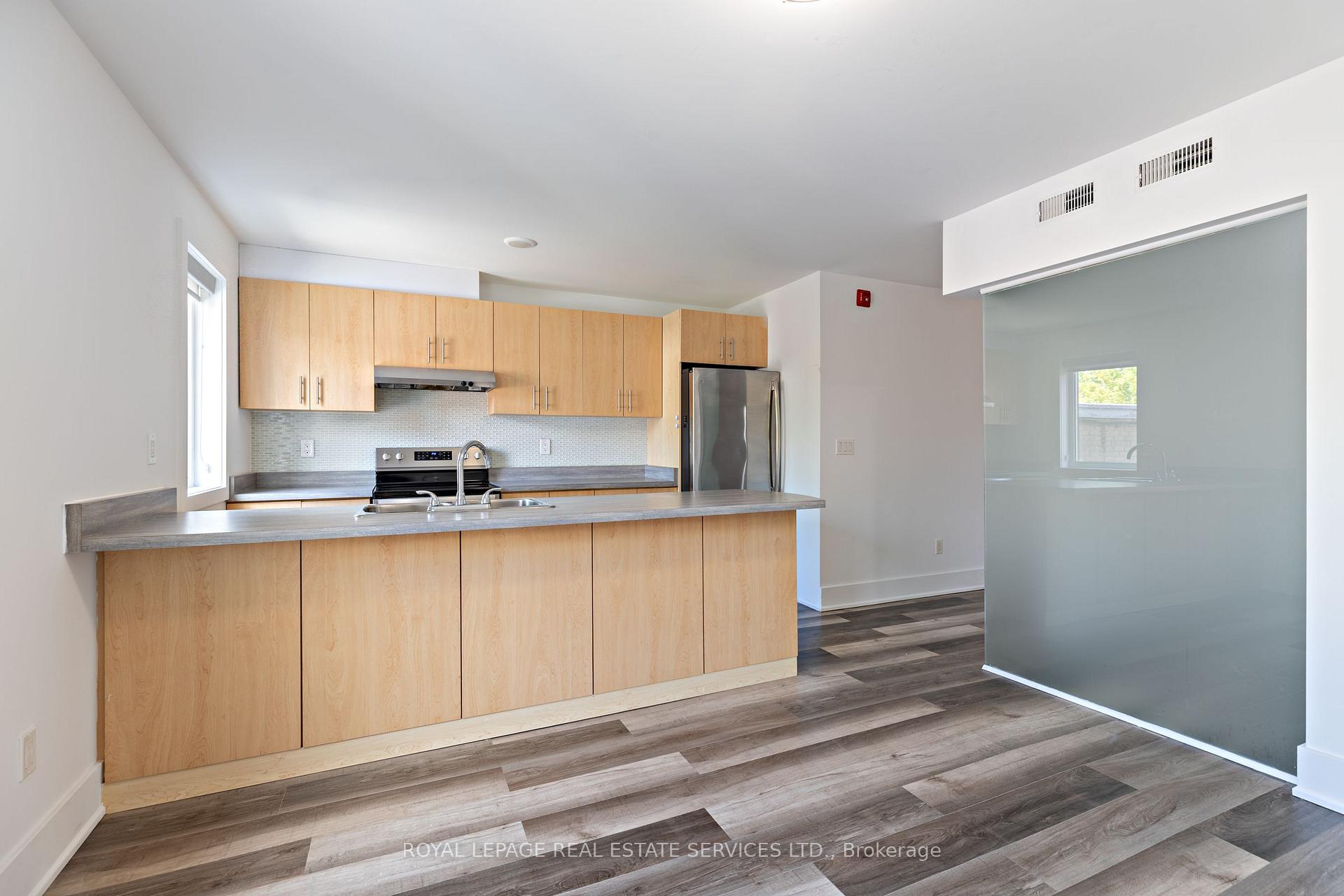 1106 St. Clair Avenue W 2B, Toronto C03 — photo 3 of 5