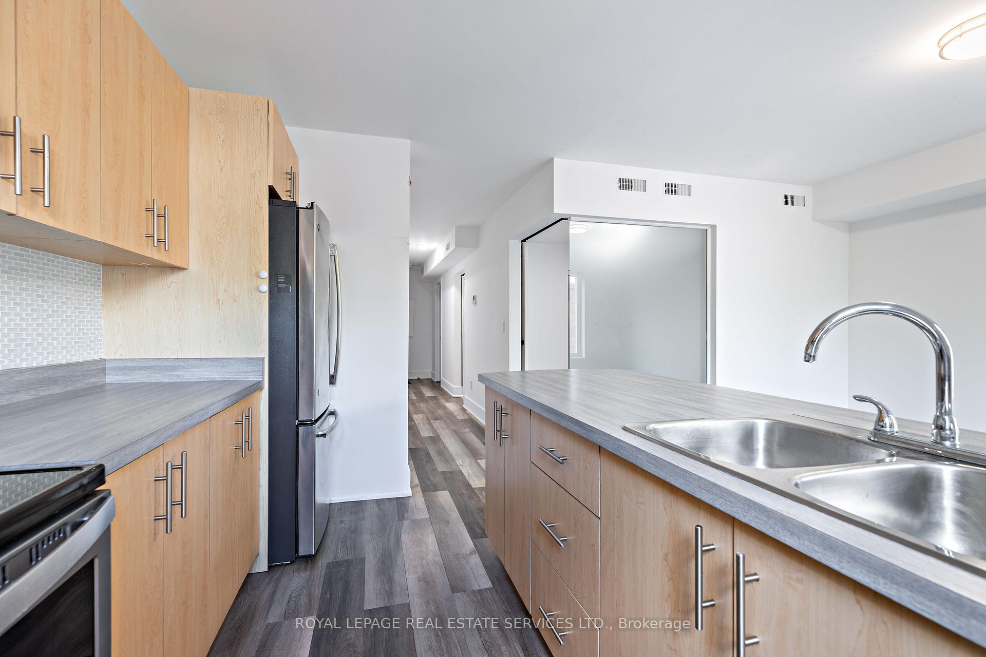 1106 St. Clair Avenue W 2B, Toronto C03 — photo 4 of 5