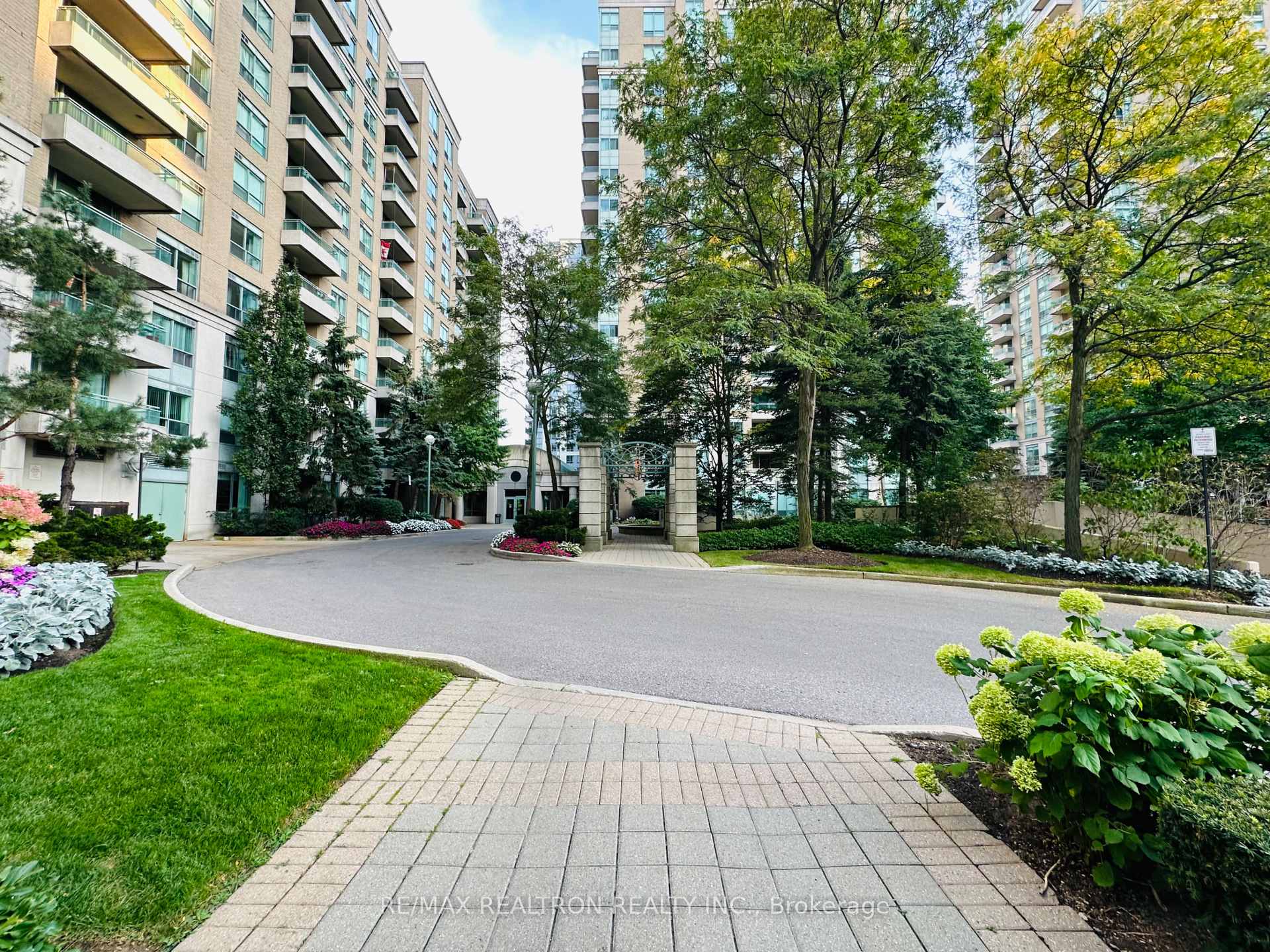 29 Pemberton Avenue 1209, Toronto C14, ON M2M 4L5