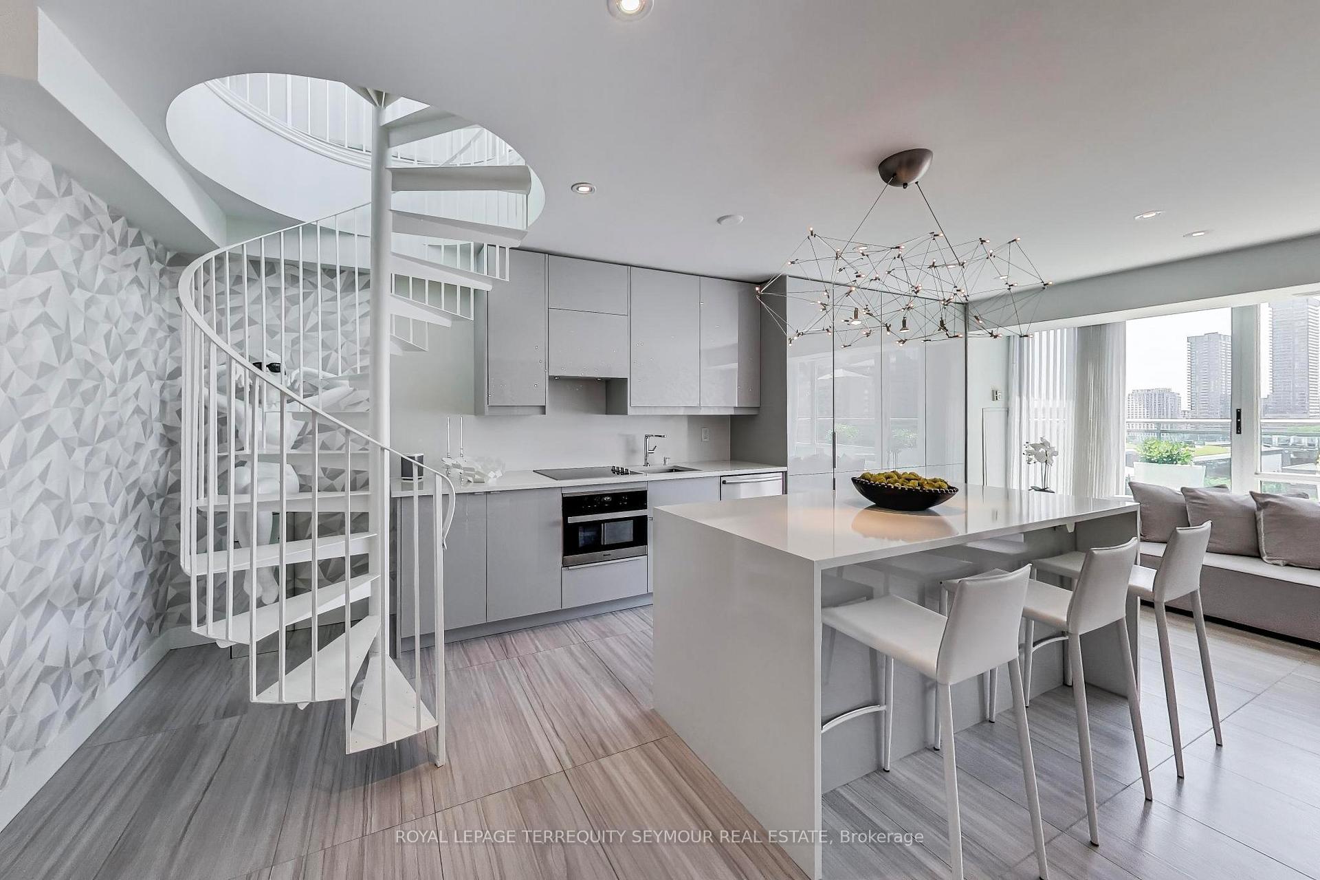 77 Lombard Street PH3, Toronto C08, ON M5C 3E1