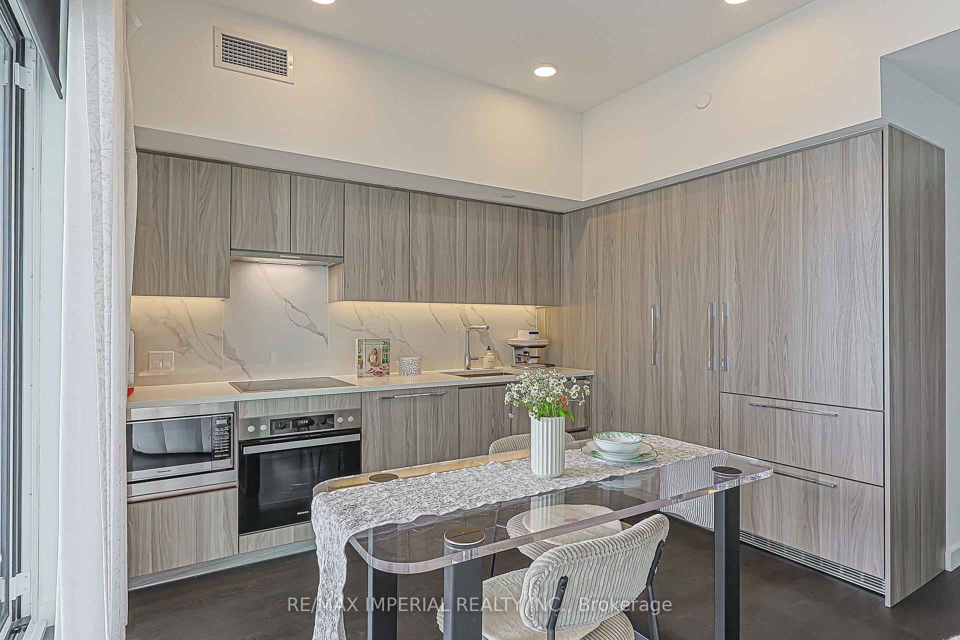 1 Concord Cityplace Way 3510, Toronto C01, ON M5V 0X3