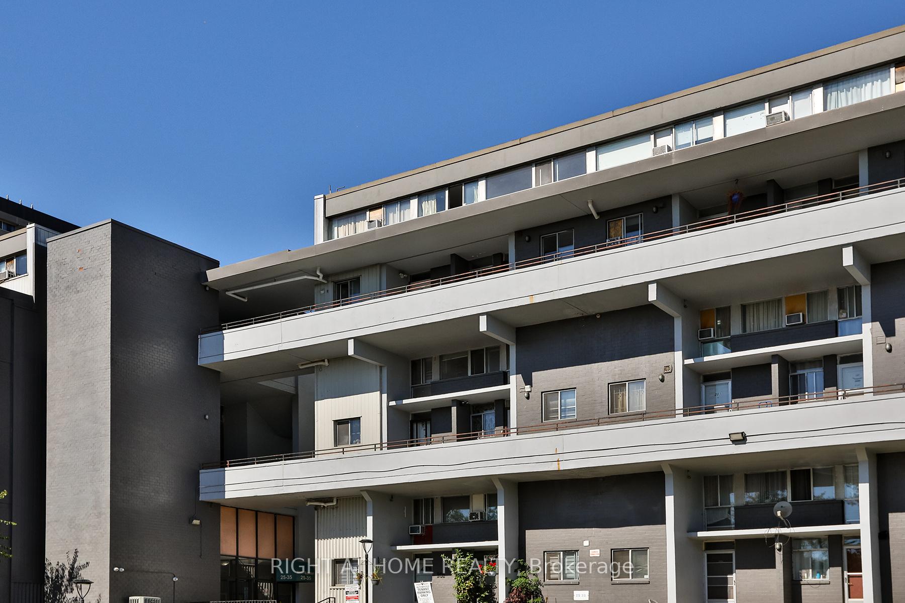35 Sunny Glenway 302, Toronto C11, ON M3C 2Z5