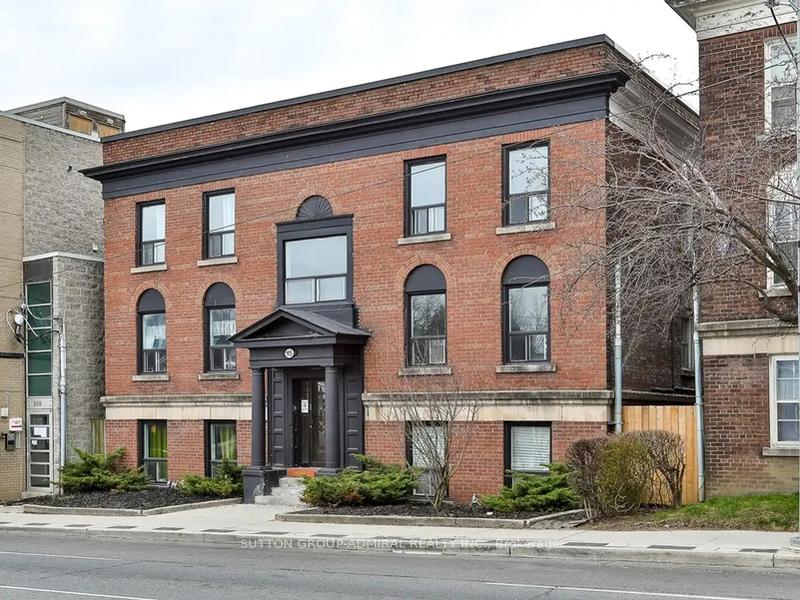 915 St Clair Avenue W 18, Toronto C02, ON M6C 1C7