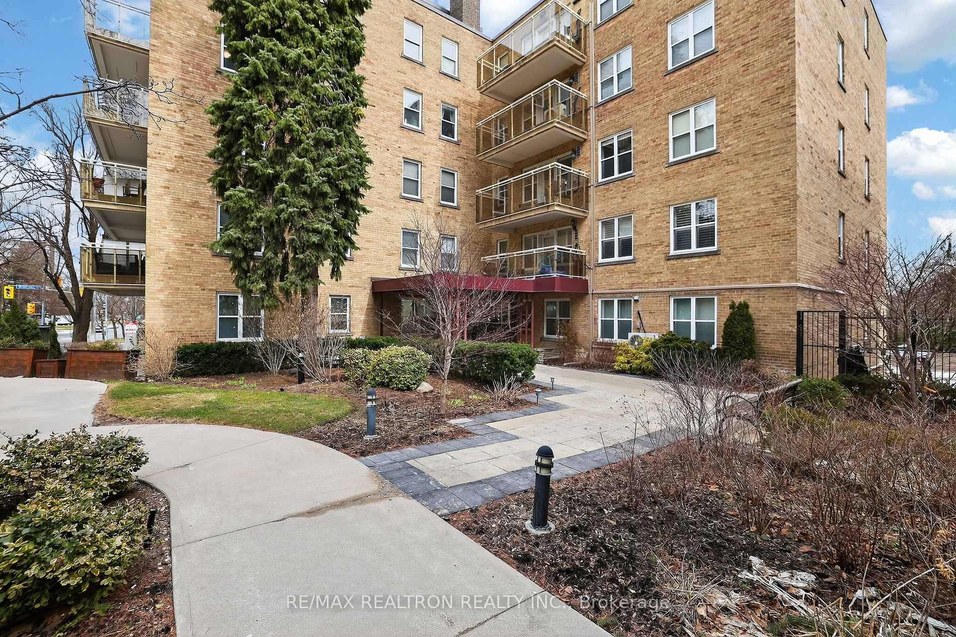 2603 Bathurst Street 106, Toronto C04, ON M6B 2Z6
