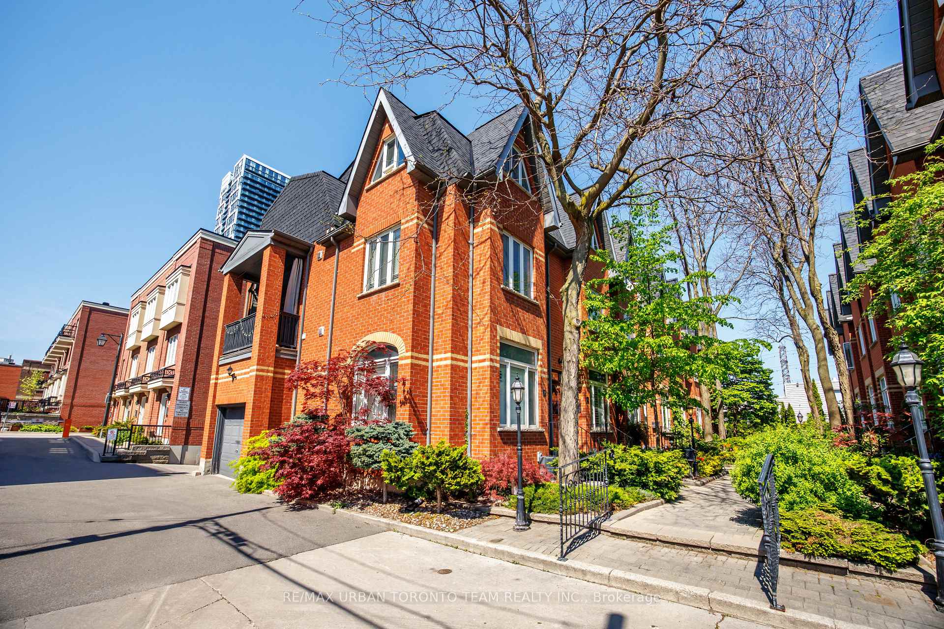 12 Old Primrose Lane, Toronto C08, ON M5A 4T1