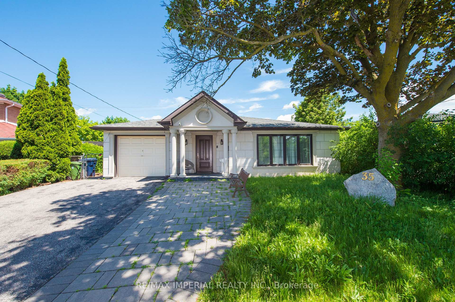 35 Waddington Crescent, Toronto C15, ON M2J 2Z9