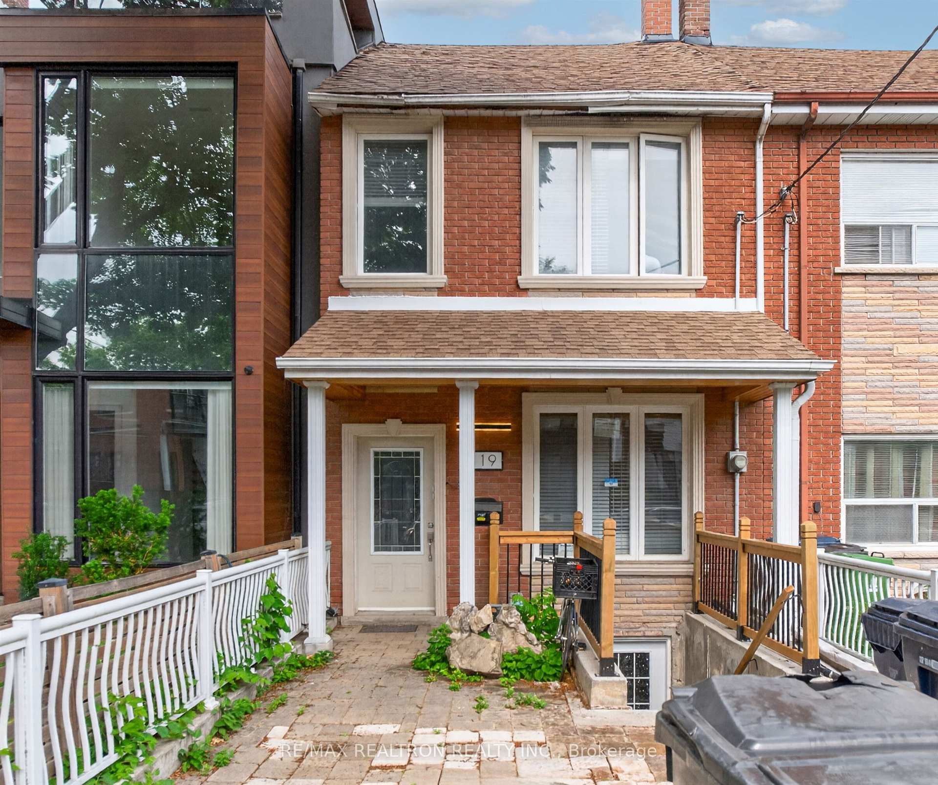 119 Markham Street Main Fl, Toronto C01, ON M5G 2J4